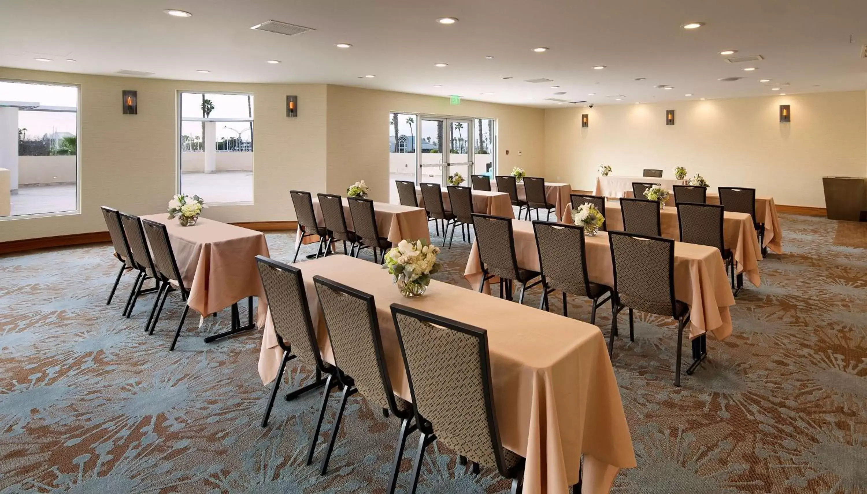 Meeting/conference room, Restaurant/Places to Eat in Redondo Beach Hotel, Tapestry Collection by Hilton