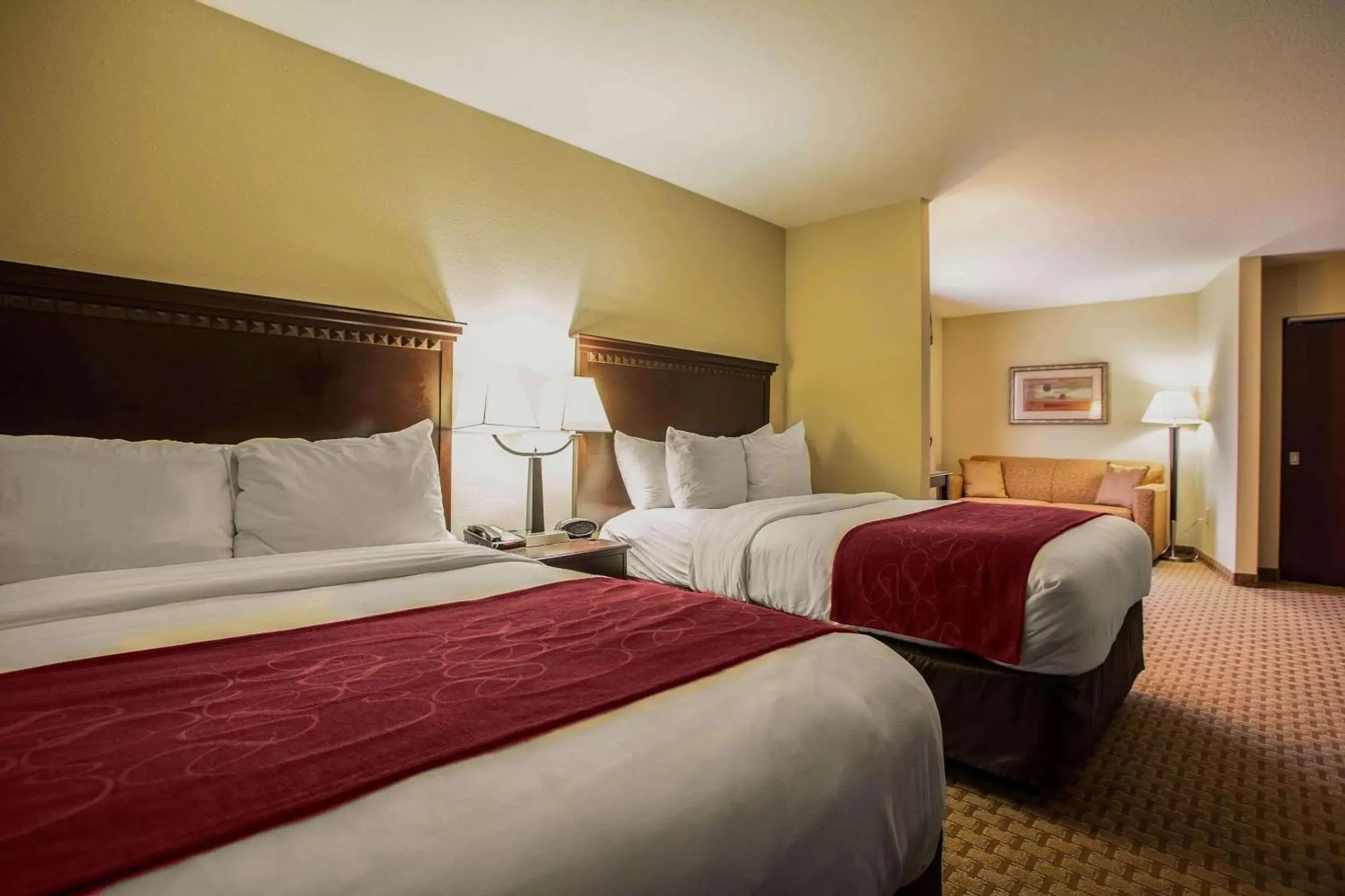 Photo of the whole room, Bed in Comfort Suites Bloomington I-55 and I-74