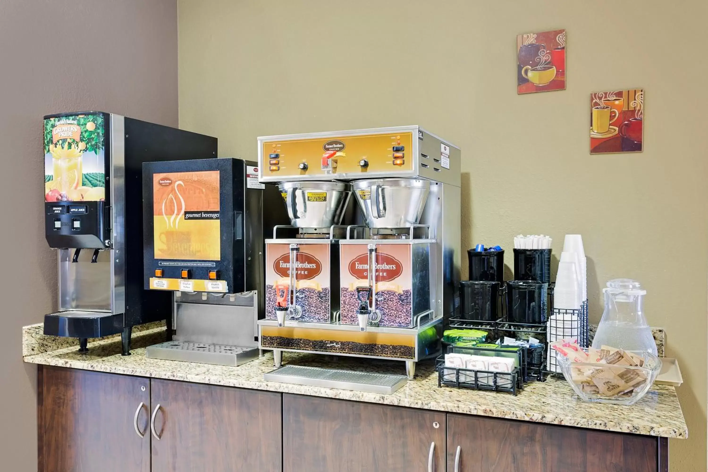 Coffee/tea facilities in Microtel Inn & Suites by Wyndham Prairie du Chien