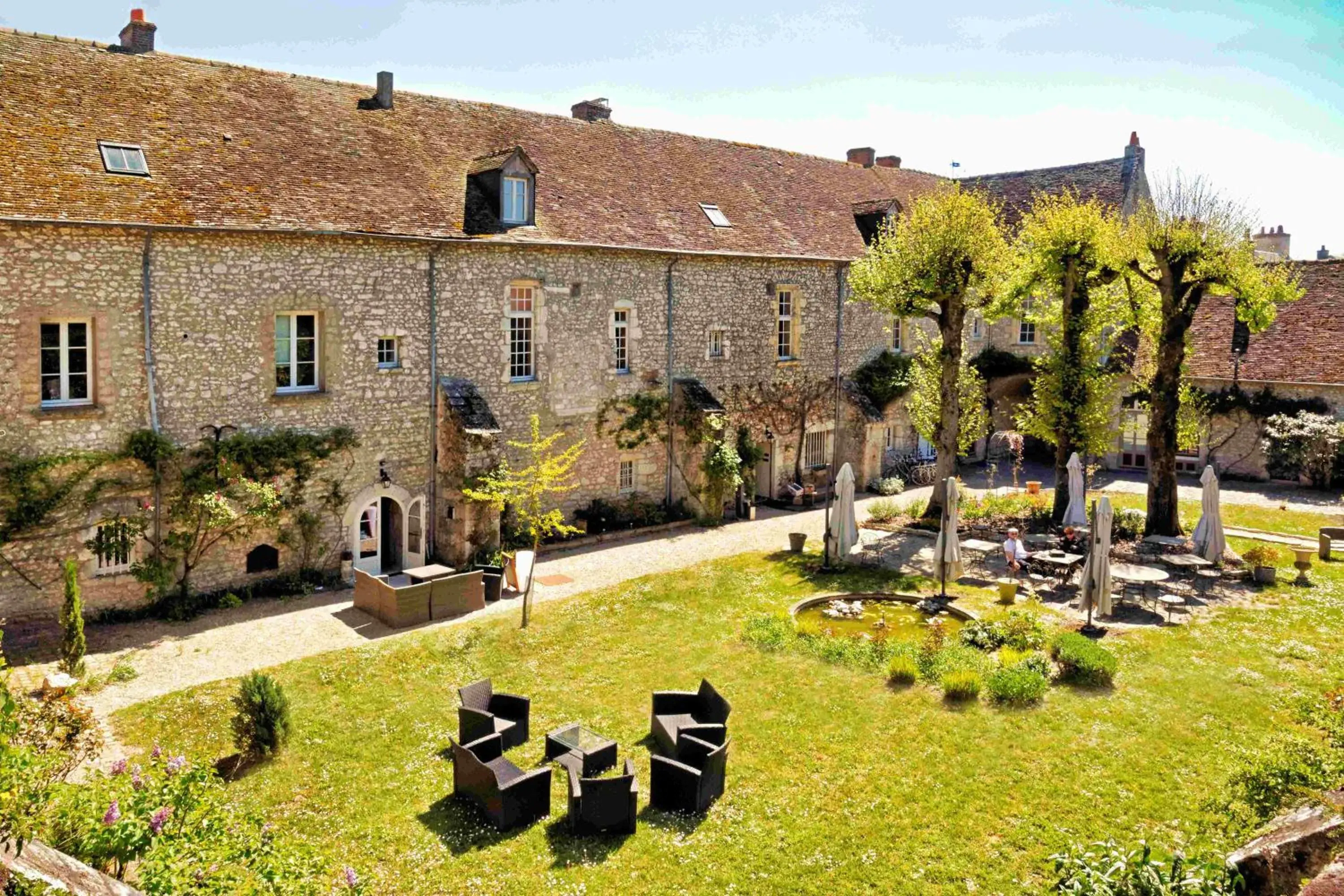 Property building, Patio/Outdoor Area in Le Relais Louis XI