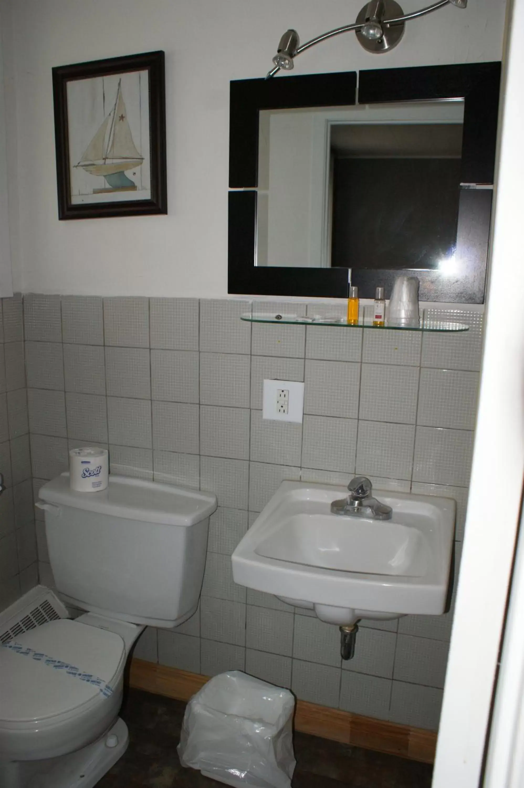 Photo of the whole room, Bathroom in Motel Le Victo