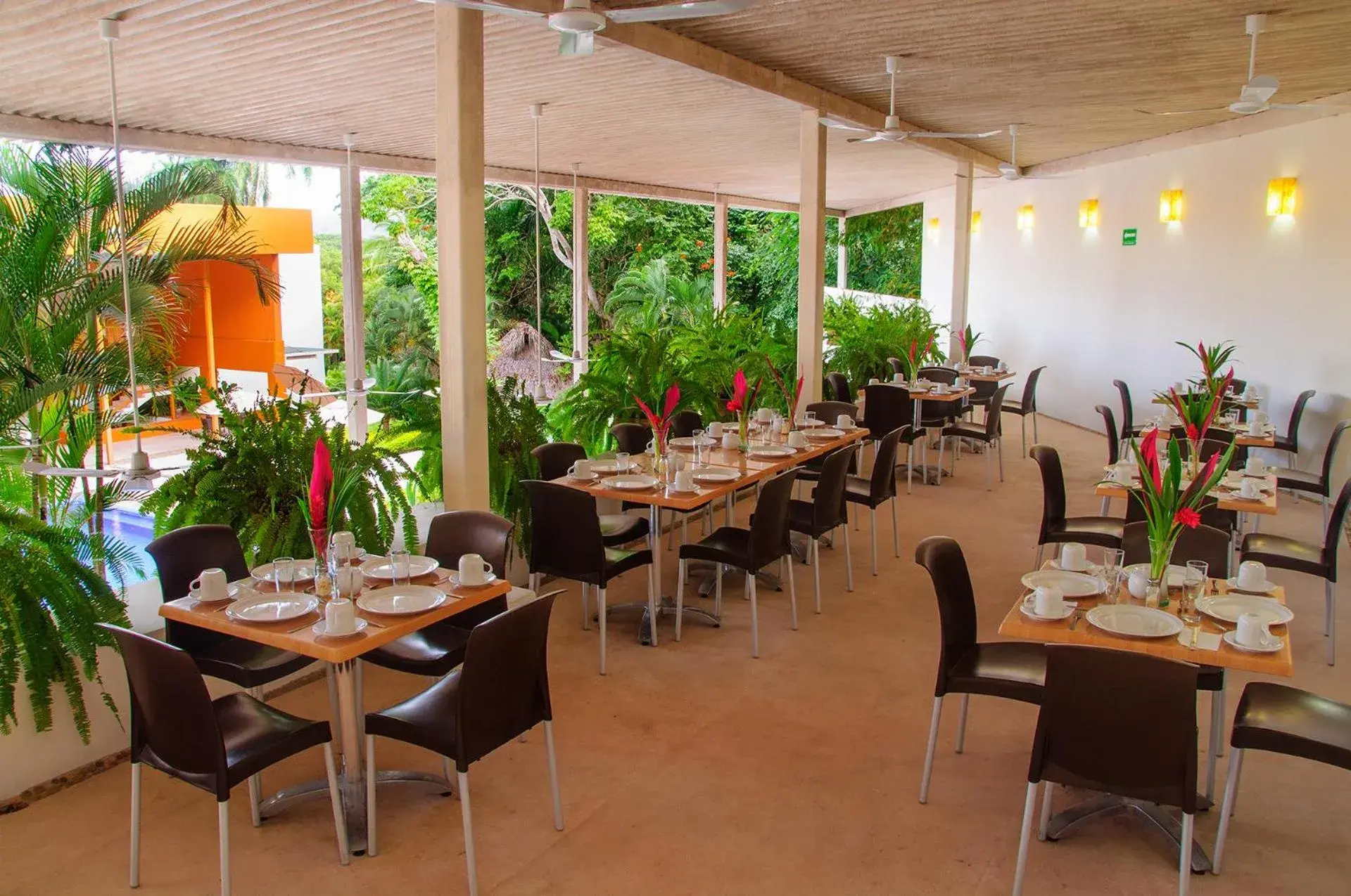 Restaurant/Places to Eat in Hotel Ixzi Plus