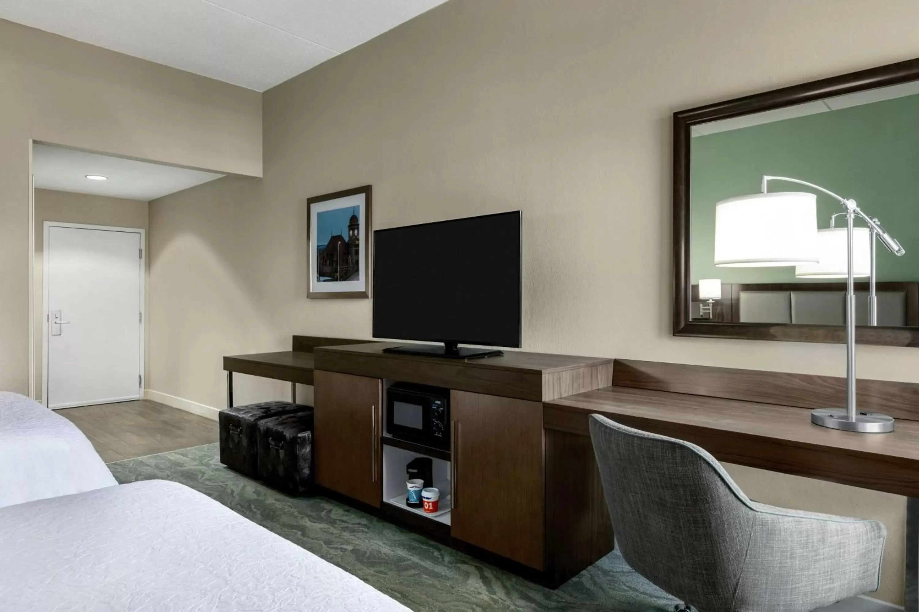 Bedroom, TV/Entertainment Center in Hampton Inn Richmond/Ashland