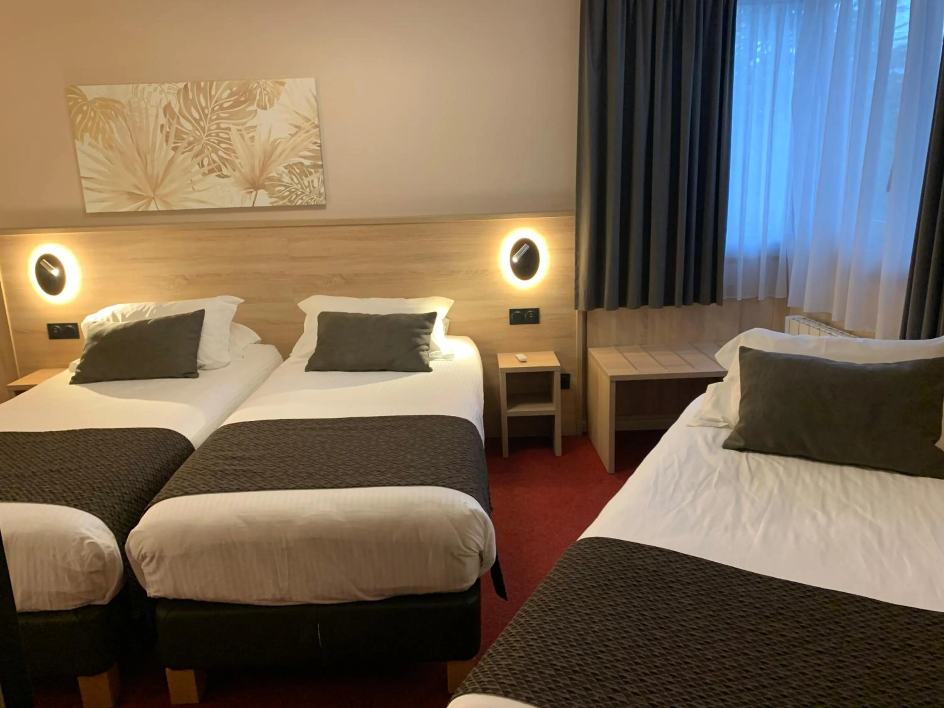 Bed in Logis Hotel Le Lac