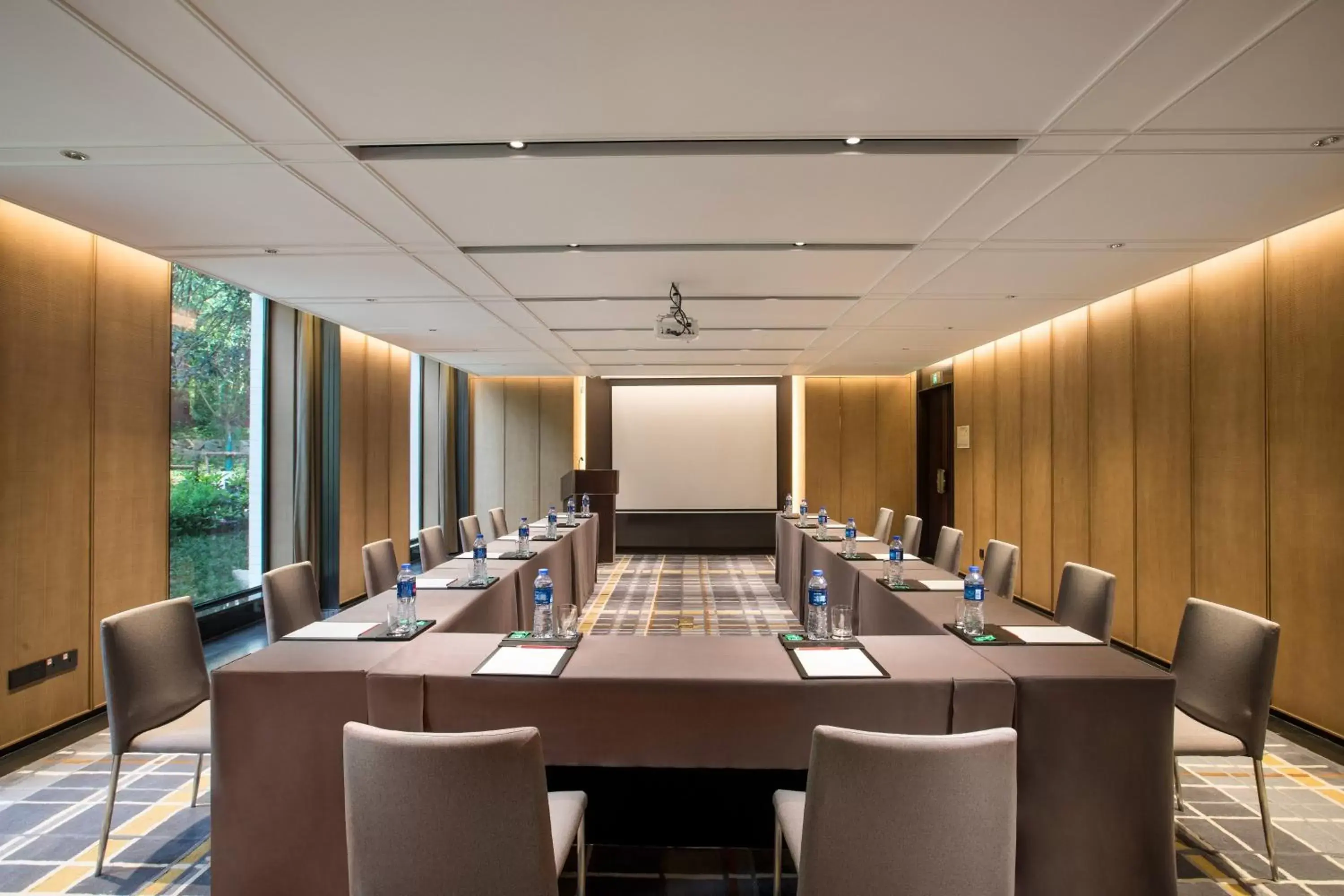 Meeting/conference room in HUALUXE Xi'an Tanghua, an IHG Hotel