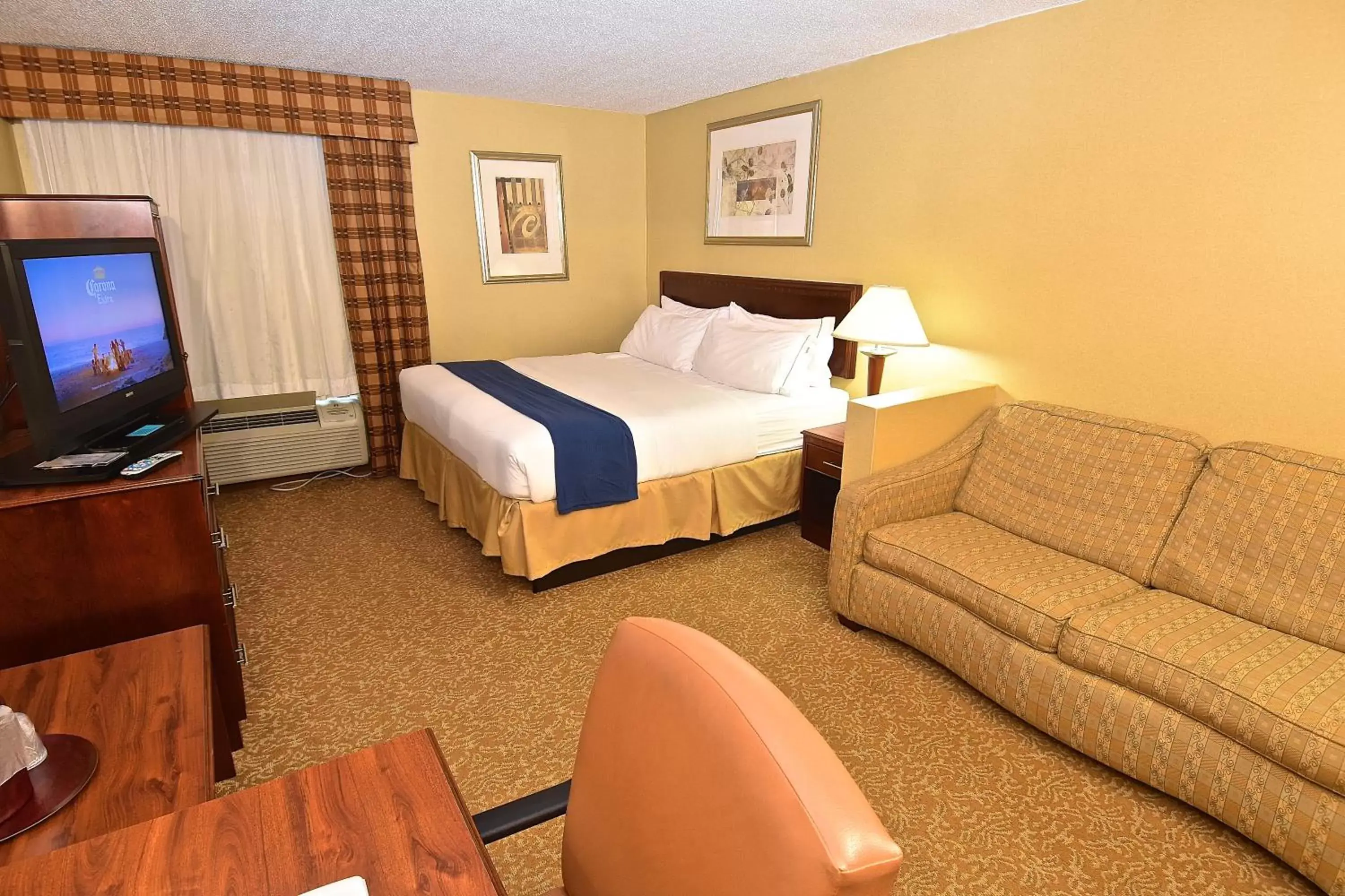 Photo of the whole room, Bed in Holiday Inn Express Hotel & Suites Fenton/I-44, an IHG Hotel