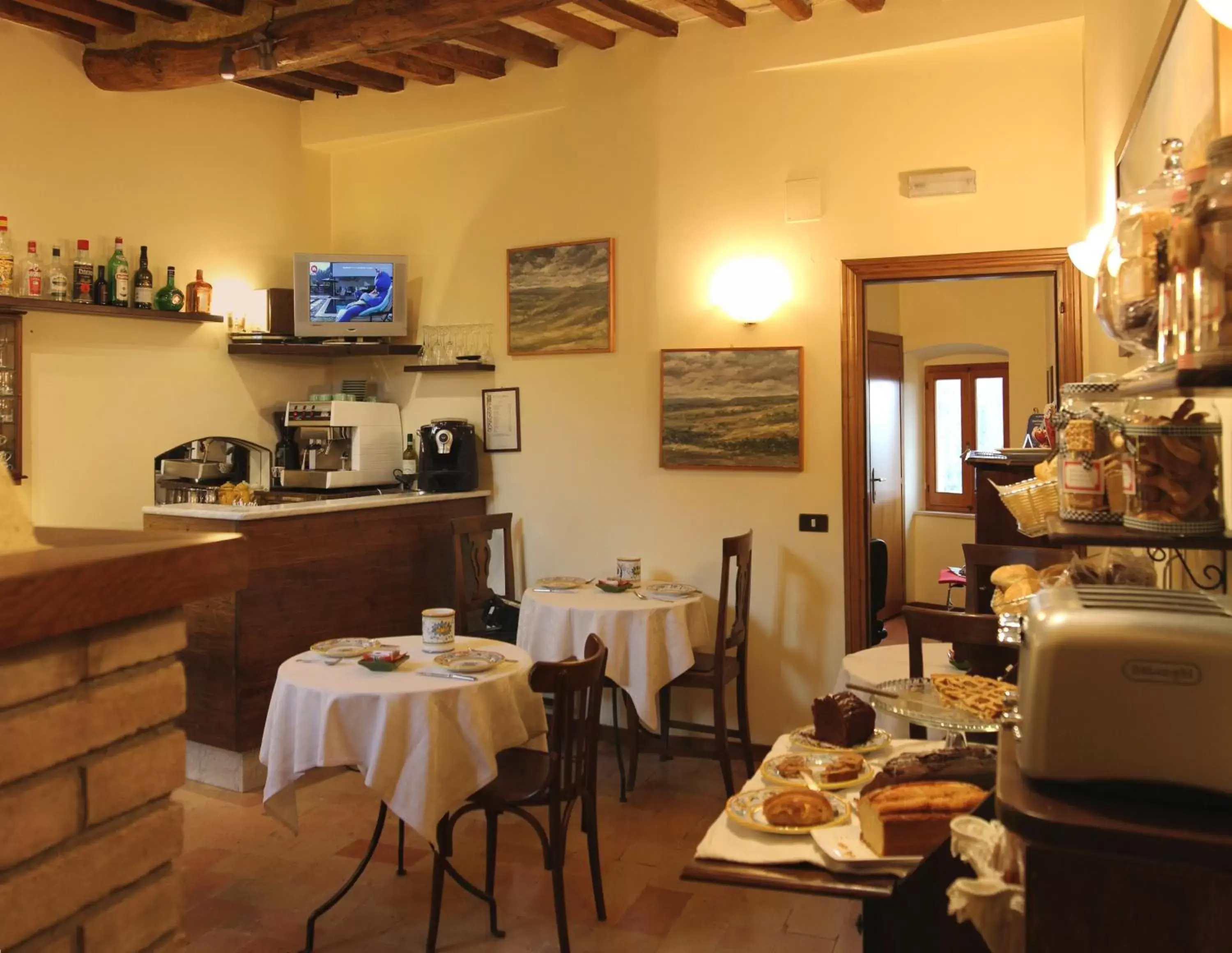 Communal lounge/ TV room, Restaurant/Places to Eat in Hotel Trattoria Pallotta