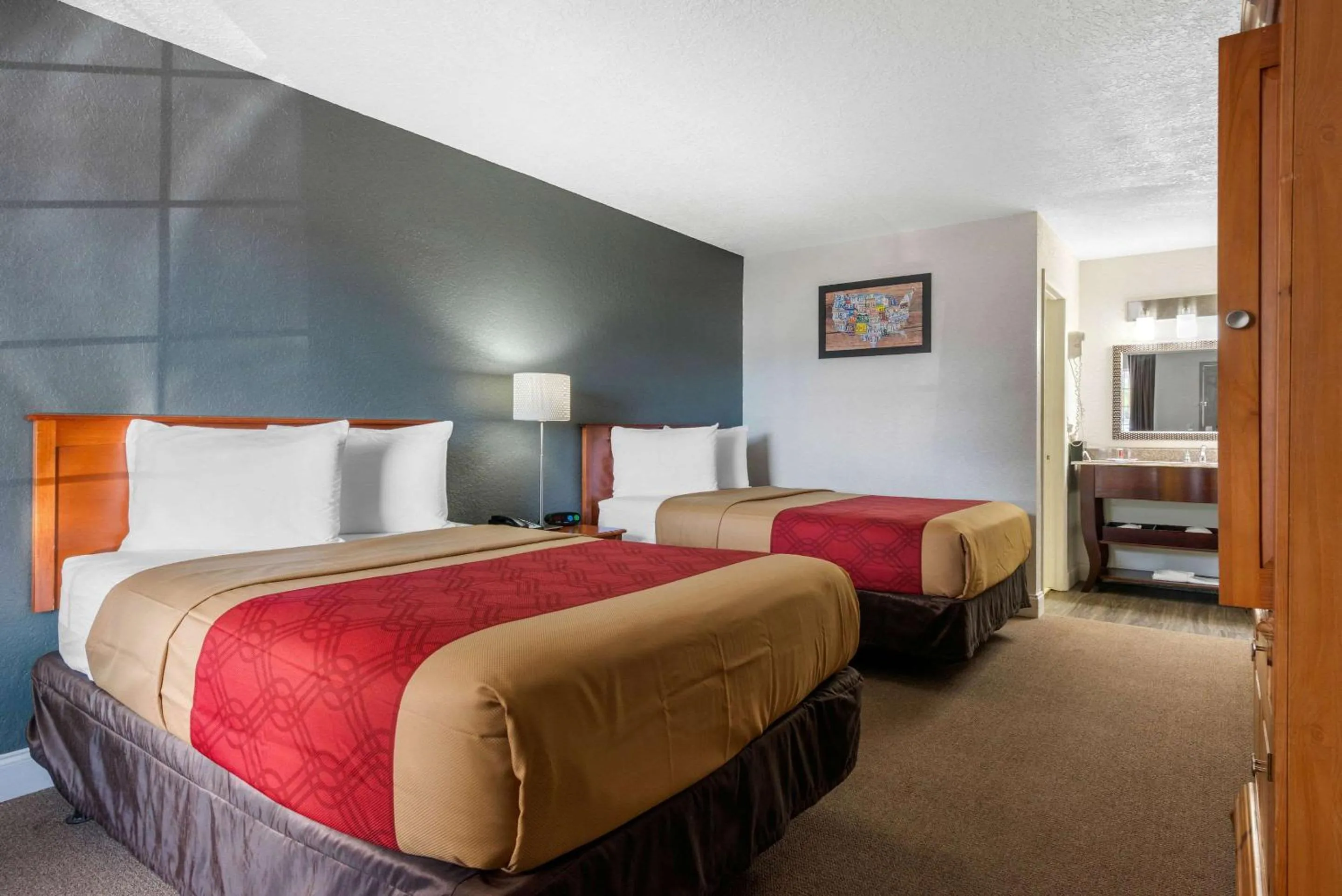 Bedroom, Bed in Econo Lodge Airport - RJ Stadium