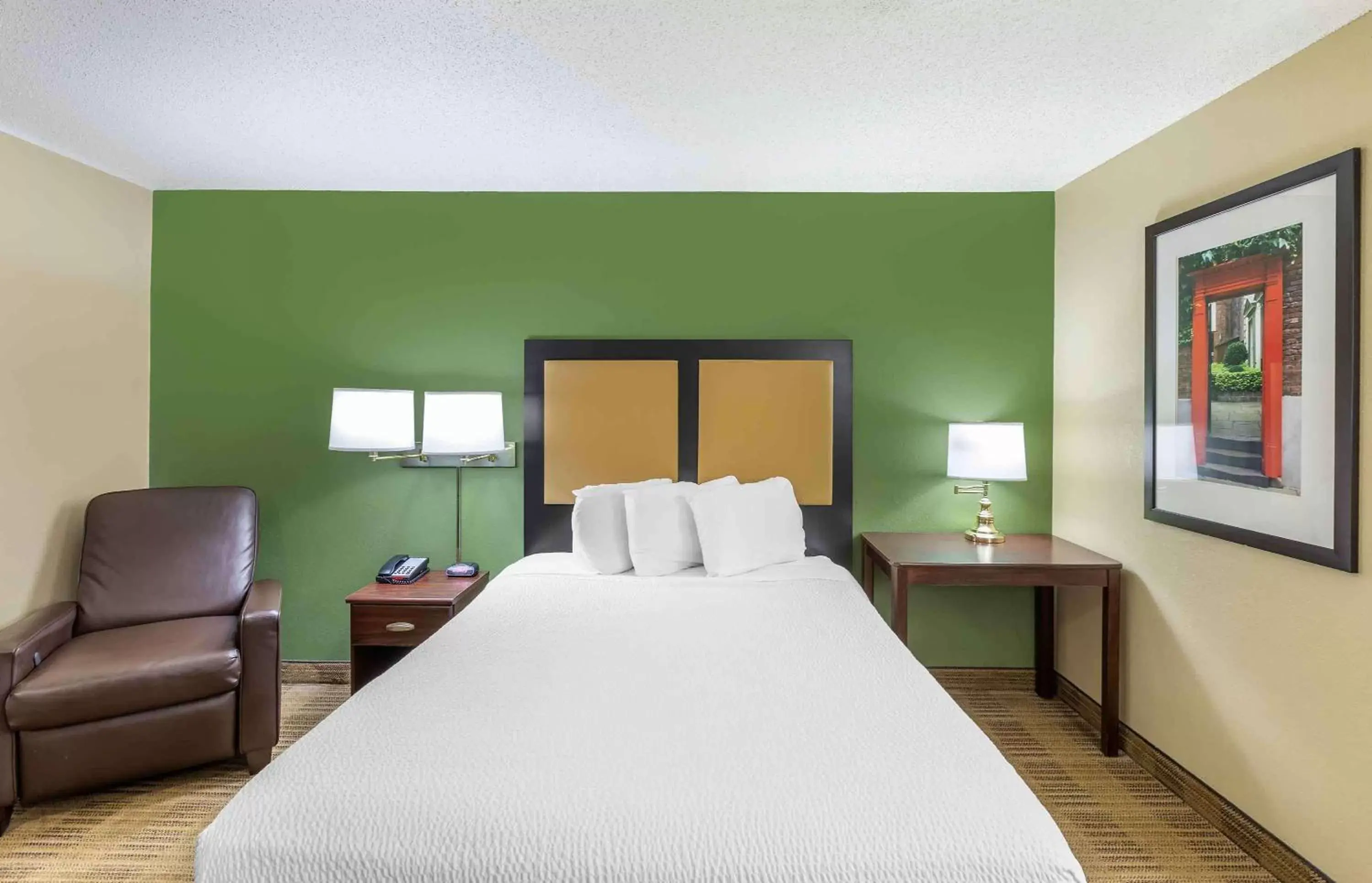Bedroom, Bed in Extended Stay America Suites - Milwaukee - Wauwatosa