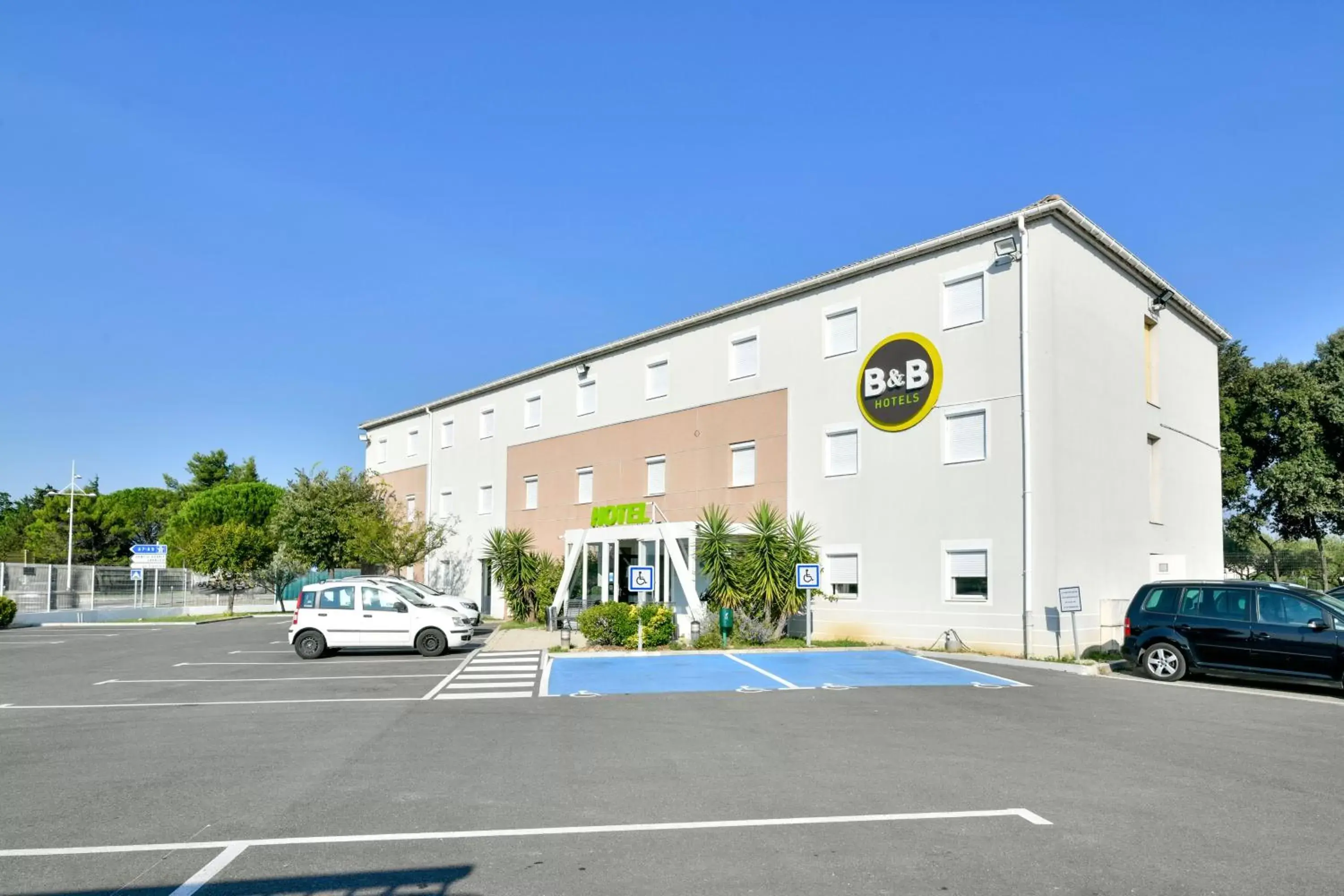 Facade/entrance, Property Building in B&B HOTEL Bollène