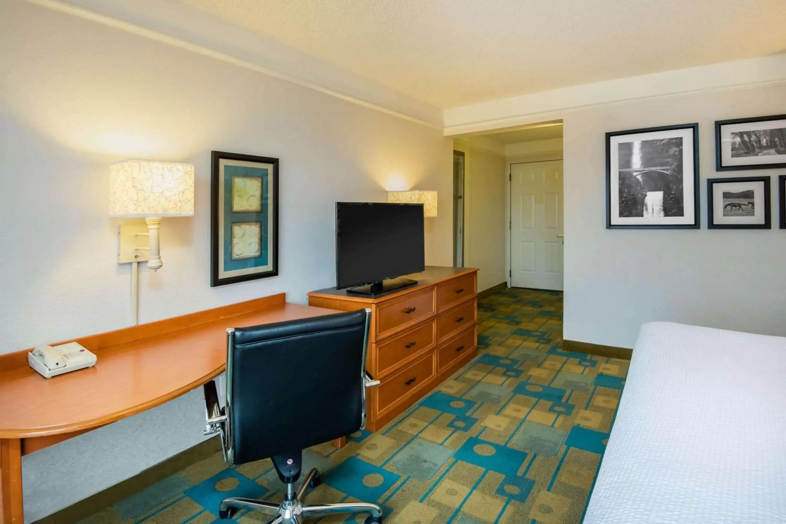 Photo of the whole room, TV/Entertainment Center in La Quinta by Wyndham Colorado Springs South Airport