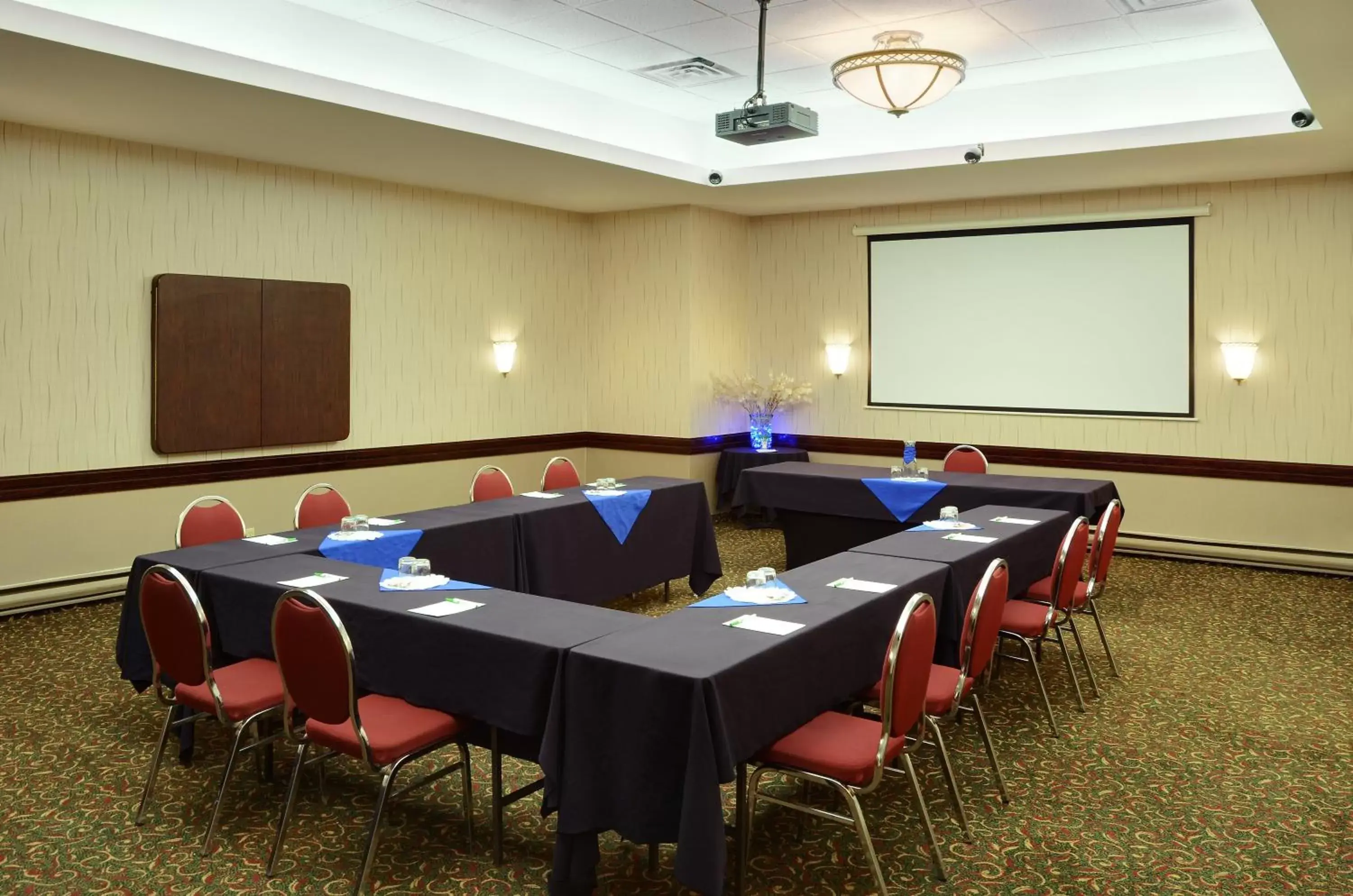 Meeting/conference room in Holiday Inn & Suites Winnipeg Downtown, an IHG Hotel
