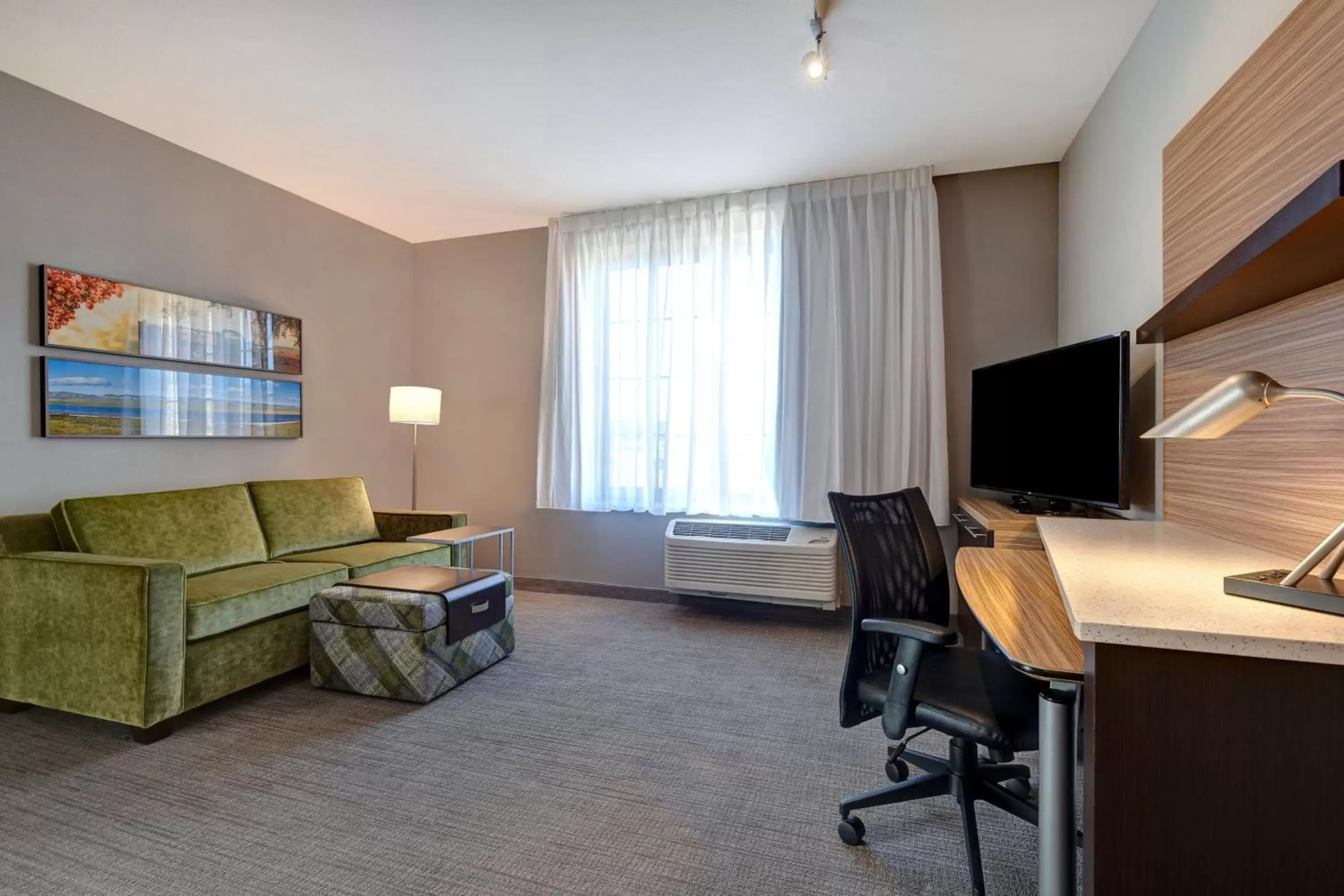 Living room, TV/Entertainment Center in TownePlace Suites by Marriott San Luis Obispo