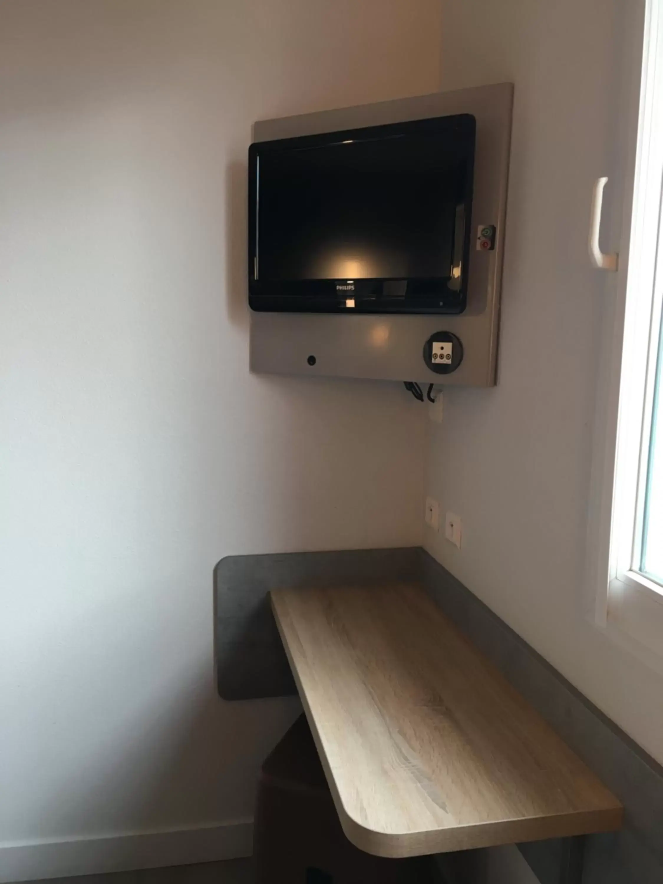 TV and multimedia, TV/Entertainment Center in ibis budget Rochefort
