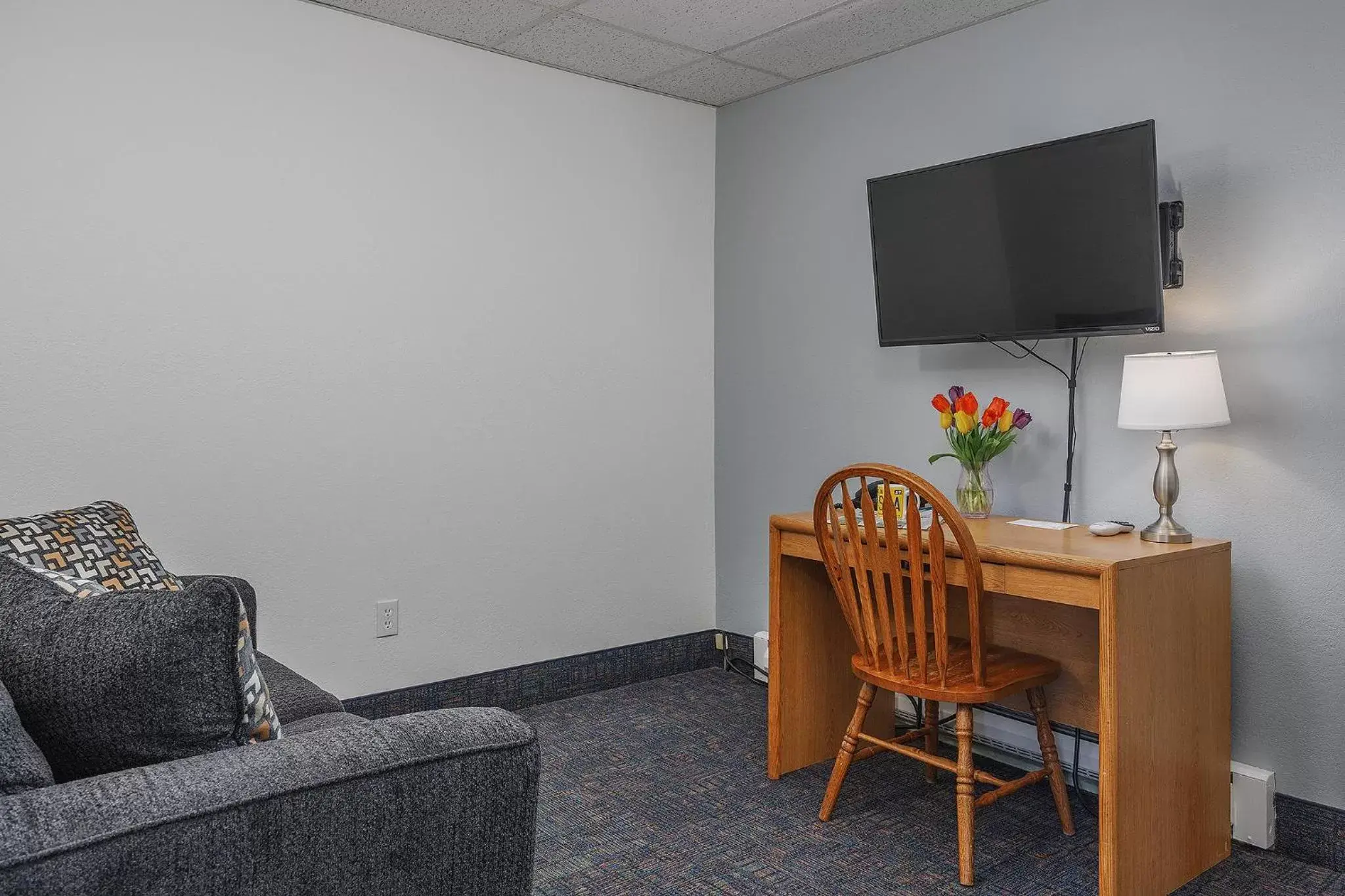 Living room, TV/Entertainment Center in Golden North Inn