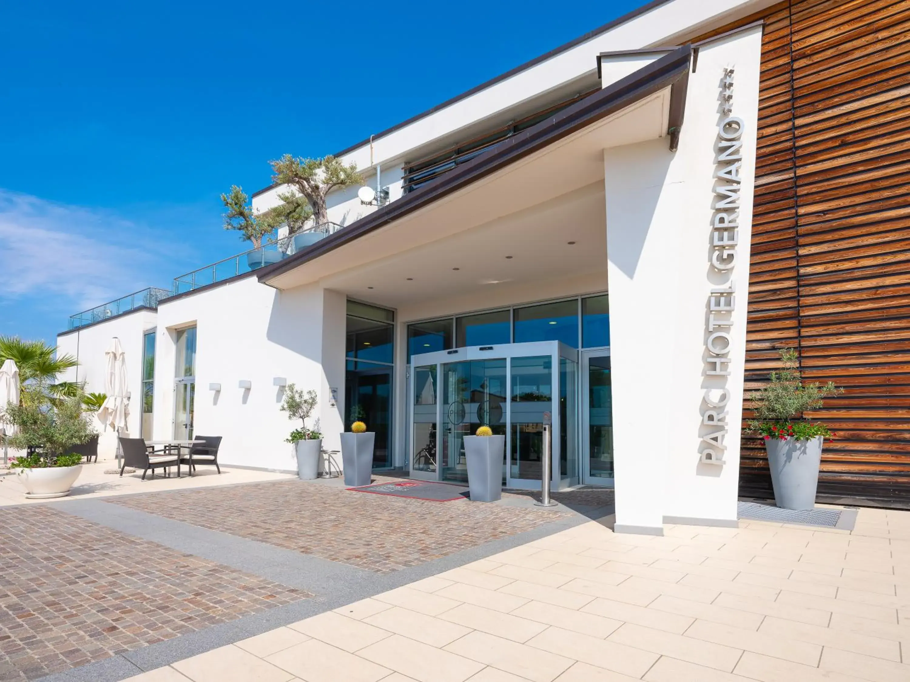 Facade/entrance in Parc Hotel Germano Suites & Apartments