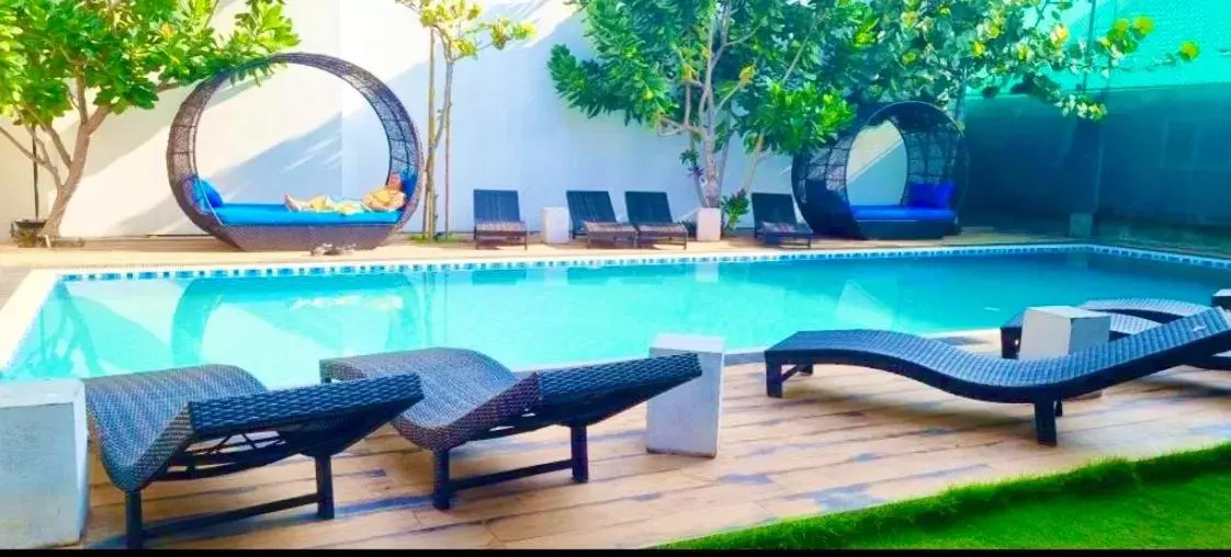 Swimming Pool in Hotel Cloud 9 Negombo