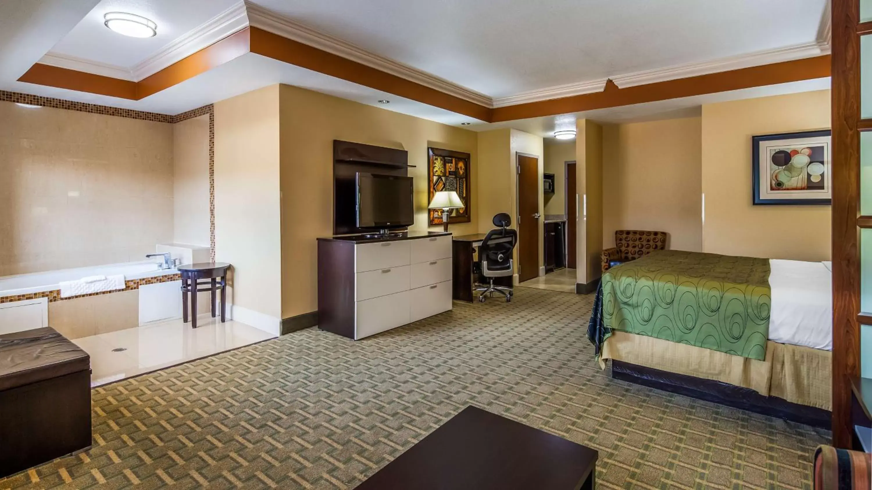 Photo of the whole room in Best Western Plus JFK Inn & Suites