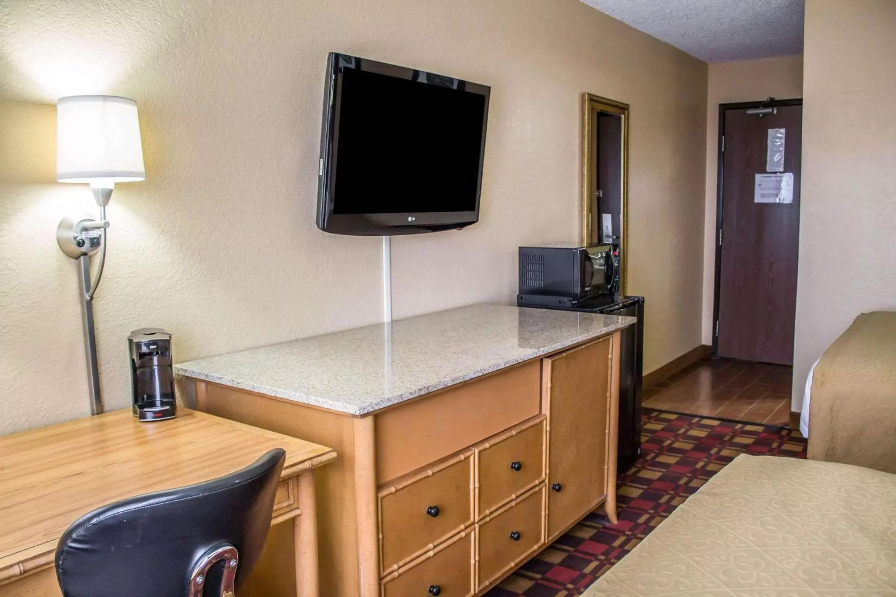 Photo of the whole room, TV/Entertainment Center in Quality Inn Hall of Fame