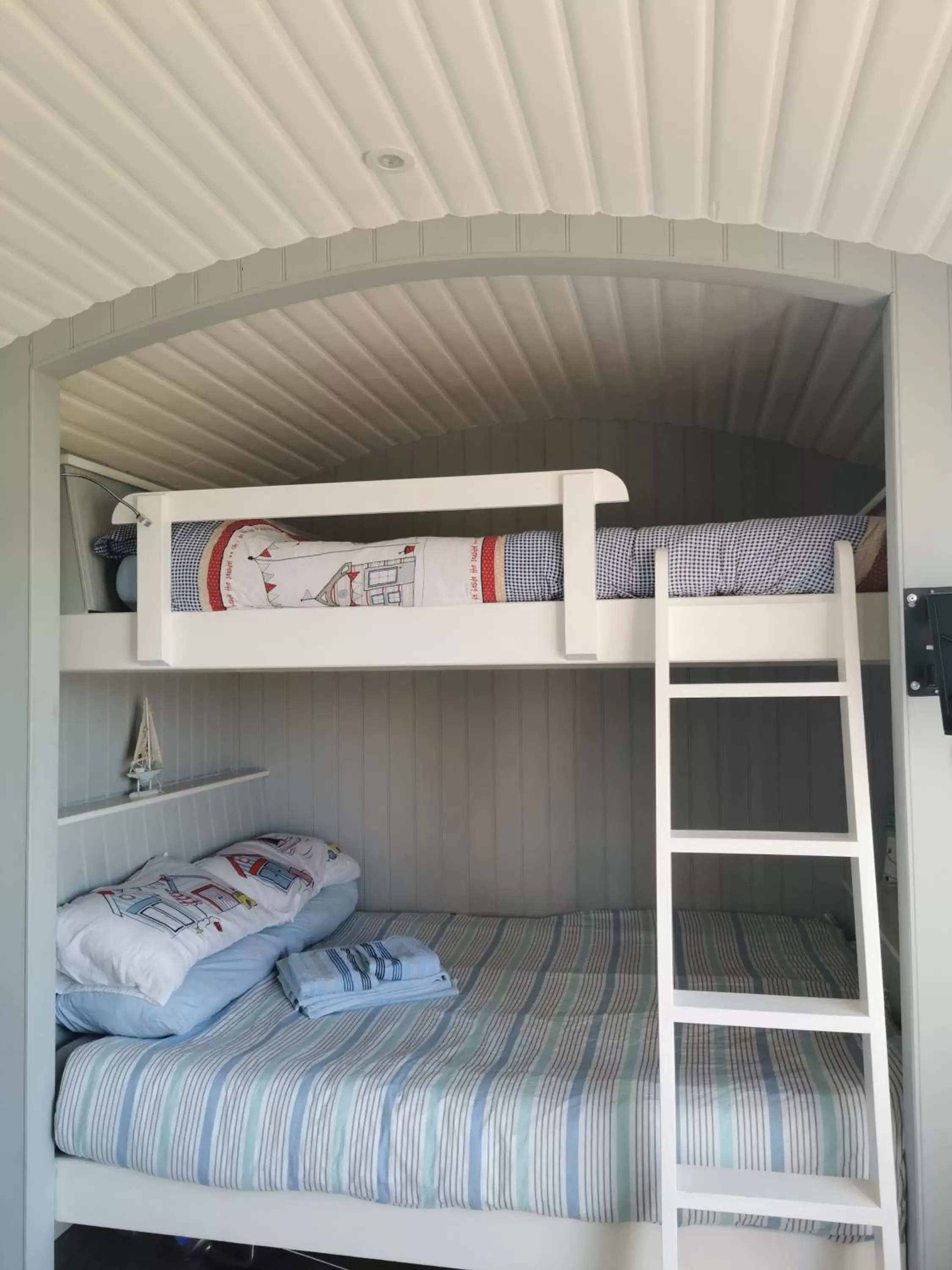 Bunk Bed in Allibella Shepherds Hut, Amazing Seaview, Private garden, Pet Friendly