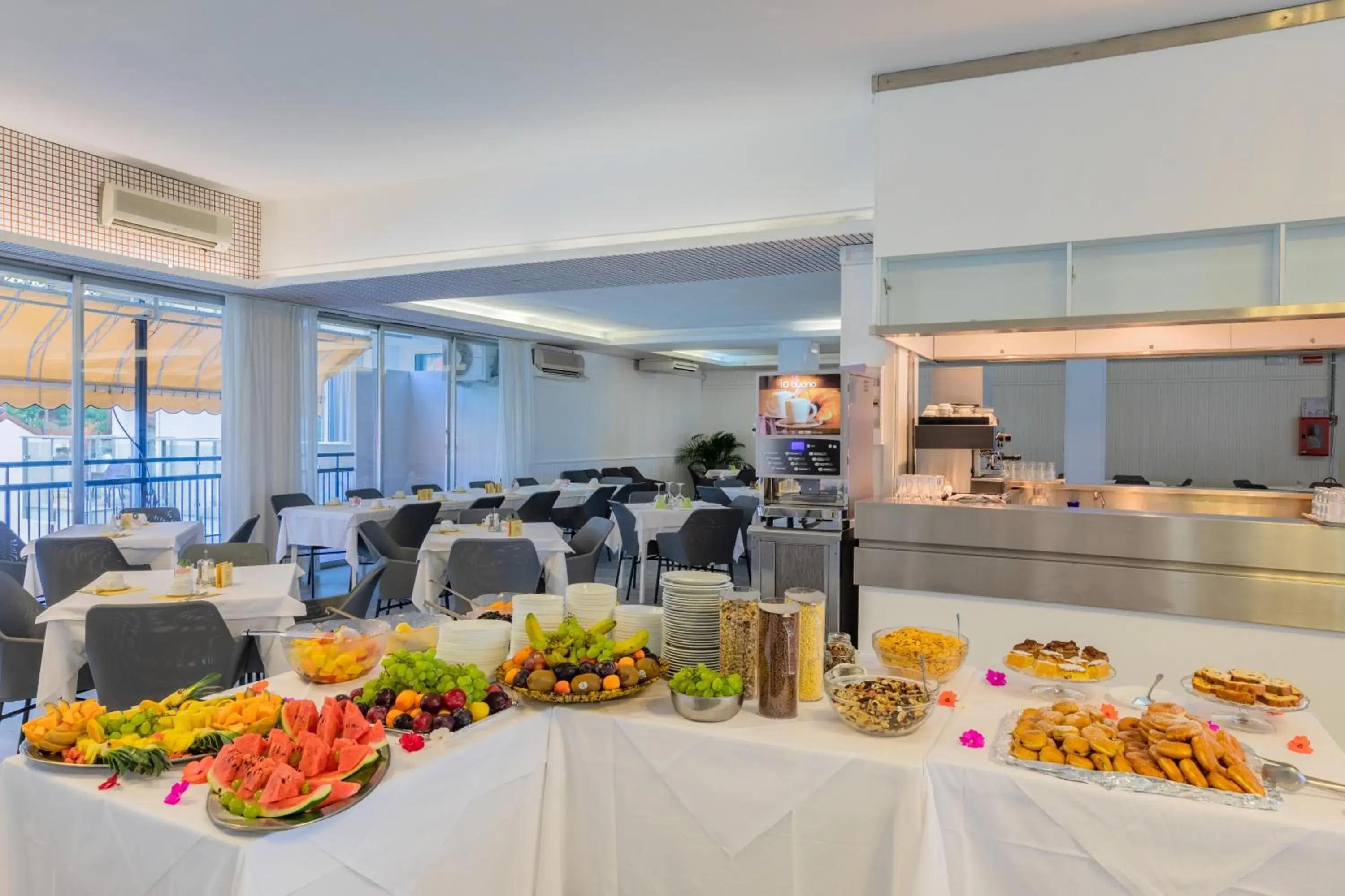 Buffet breakfast in Marina Palace Hotel 4 stelle S