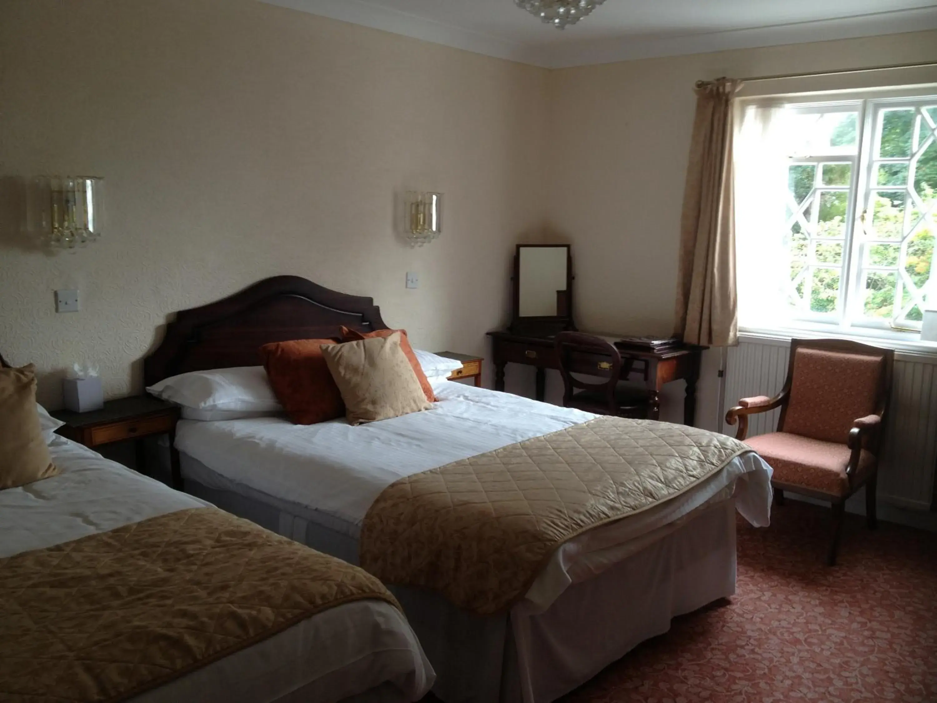 Photo of the whole room, Bed in Royal Glen Hotel