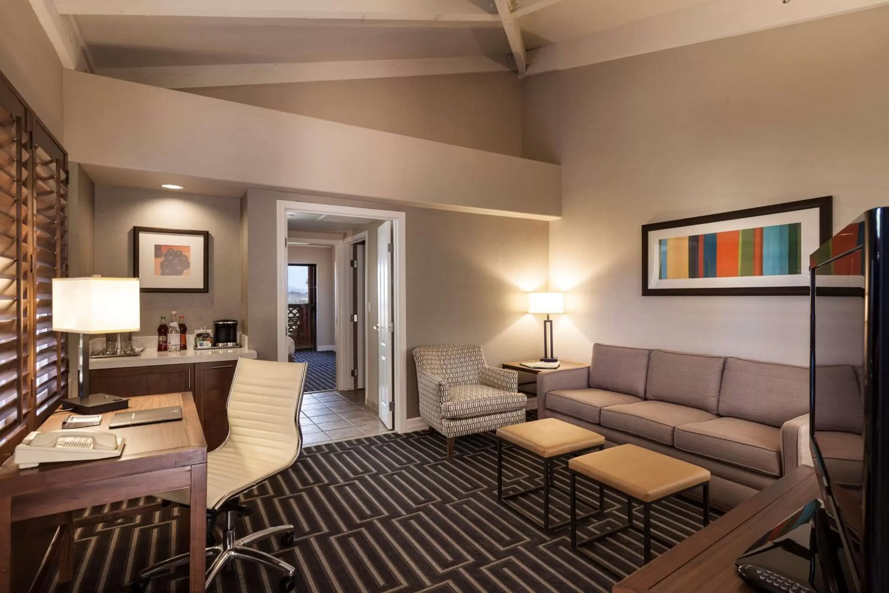 Bedroom, Seating Area in Hilton Phoenix Tapatio Cliffs Resort