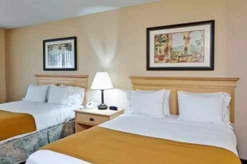 Bedroom, Bed in Holiday Inn Express Daphne-Spanish Fort by IHG