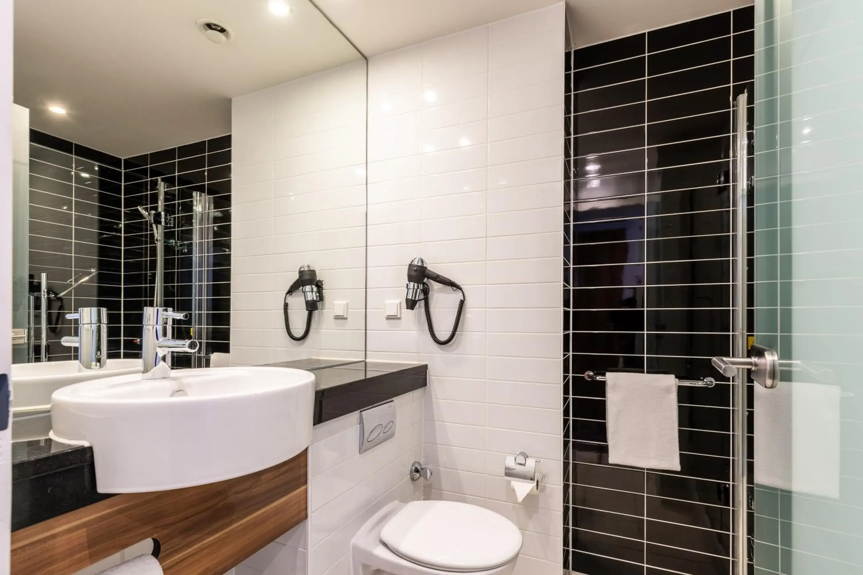 Shower, Bathroom in Holiday Inn Express Frankfurt City Hauptbahnhof