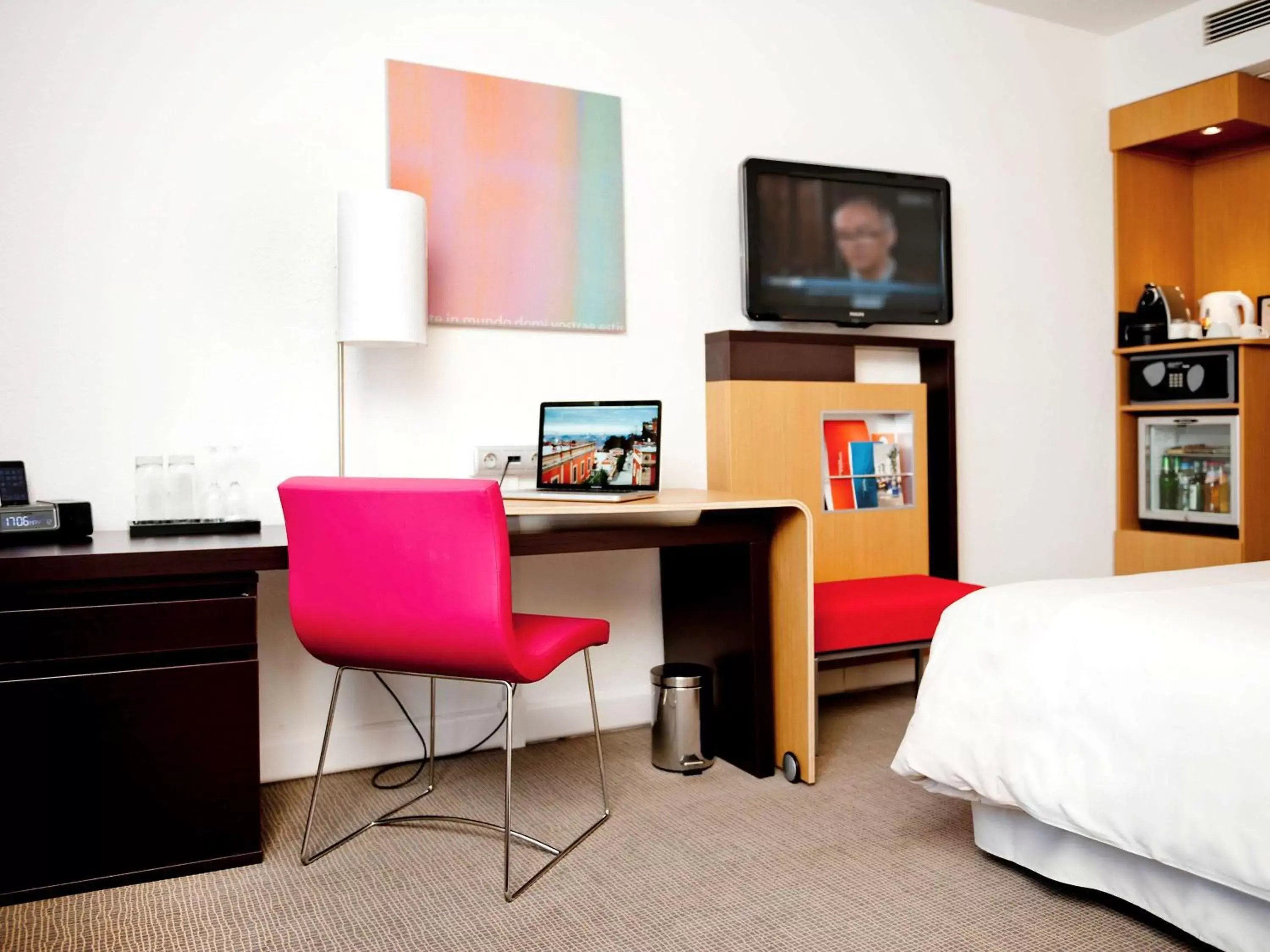 Photo of the whole room, TV/Entertainment Center in Novotel Warszawa Airport