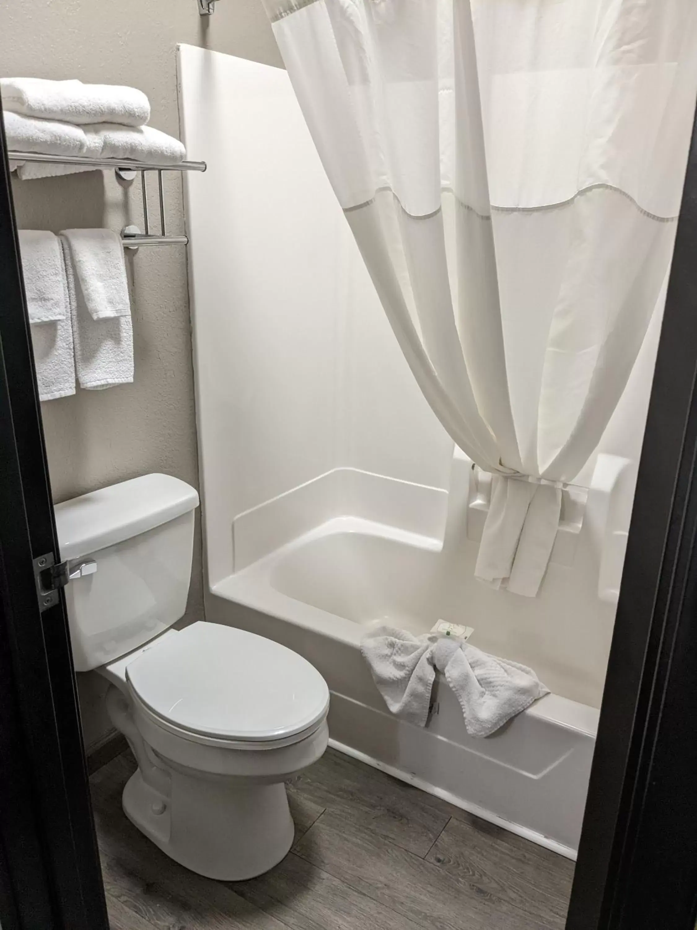 Bath, Bathroom in Quality Inn & Suites Delaware