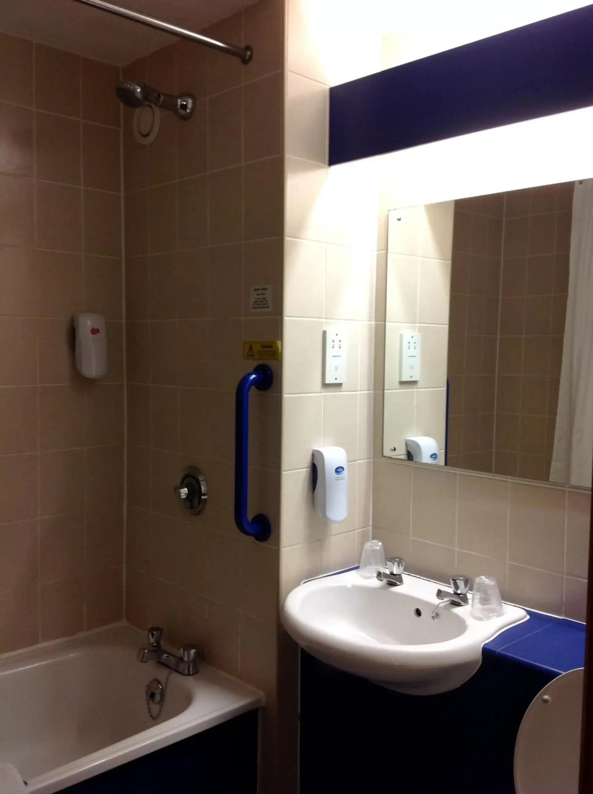 Bathroom in Days Inn Magor