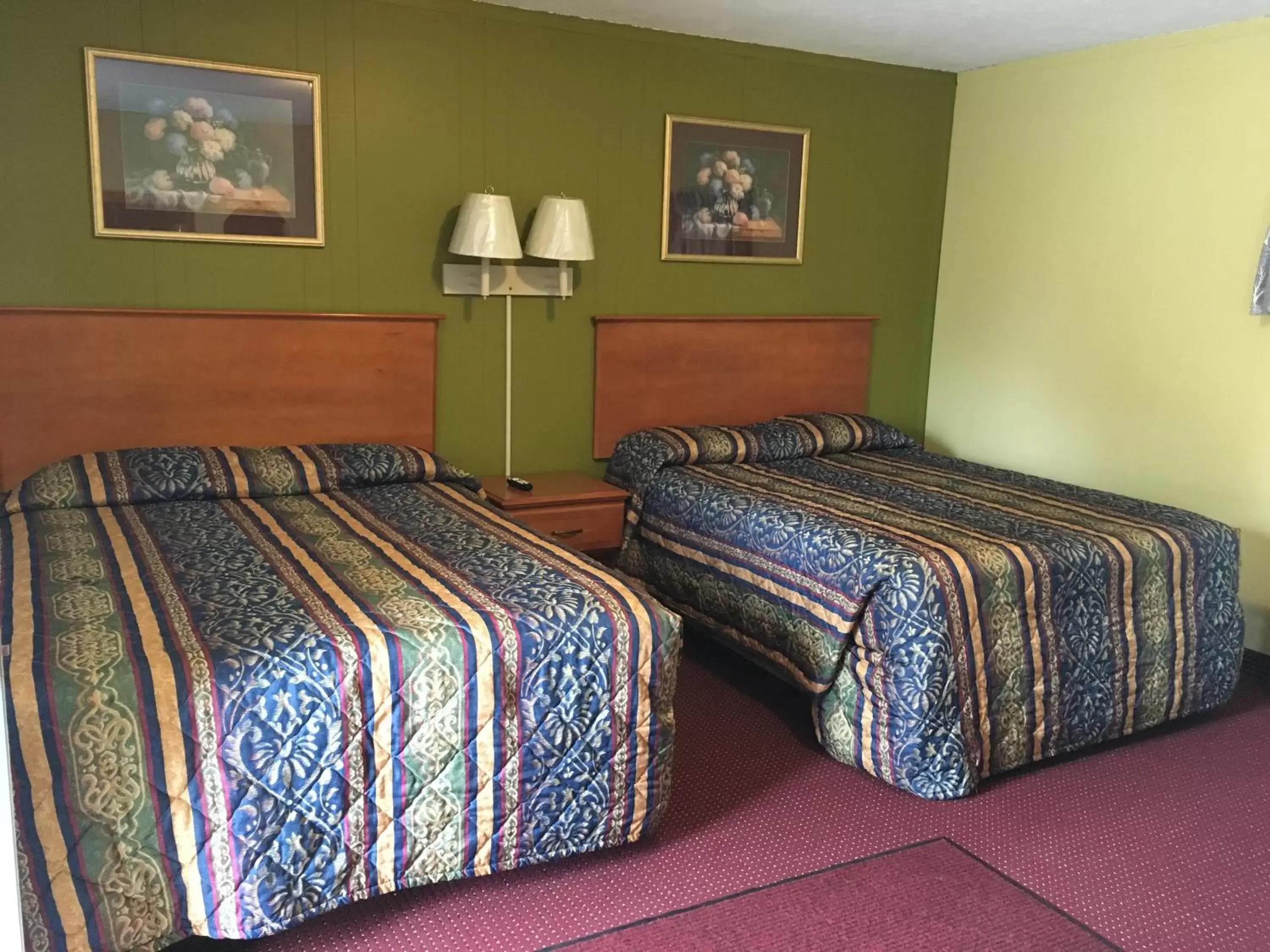 Bed in Pine Ridge Motel