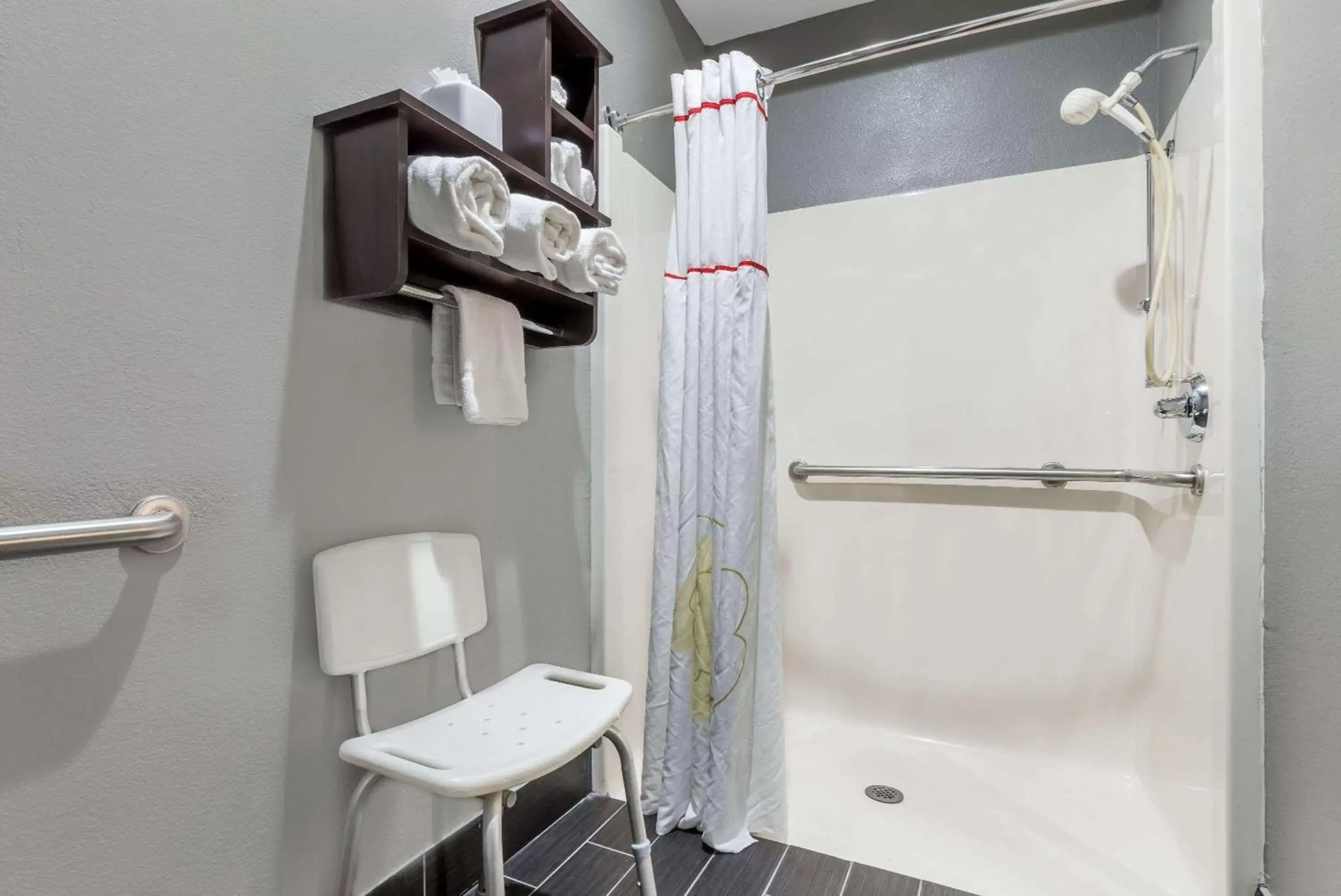 Shower, Bathroom in Hawthorn Suites by Wyndham Columbus West