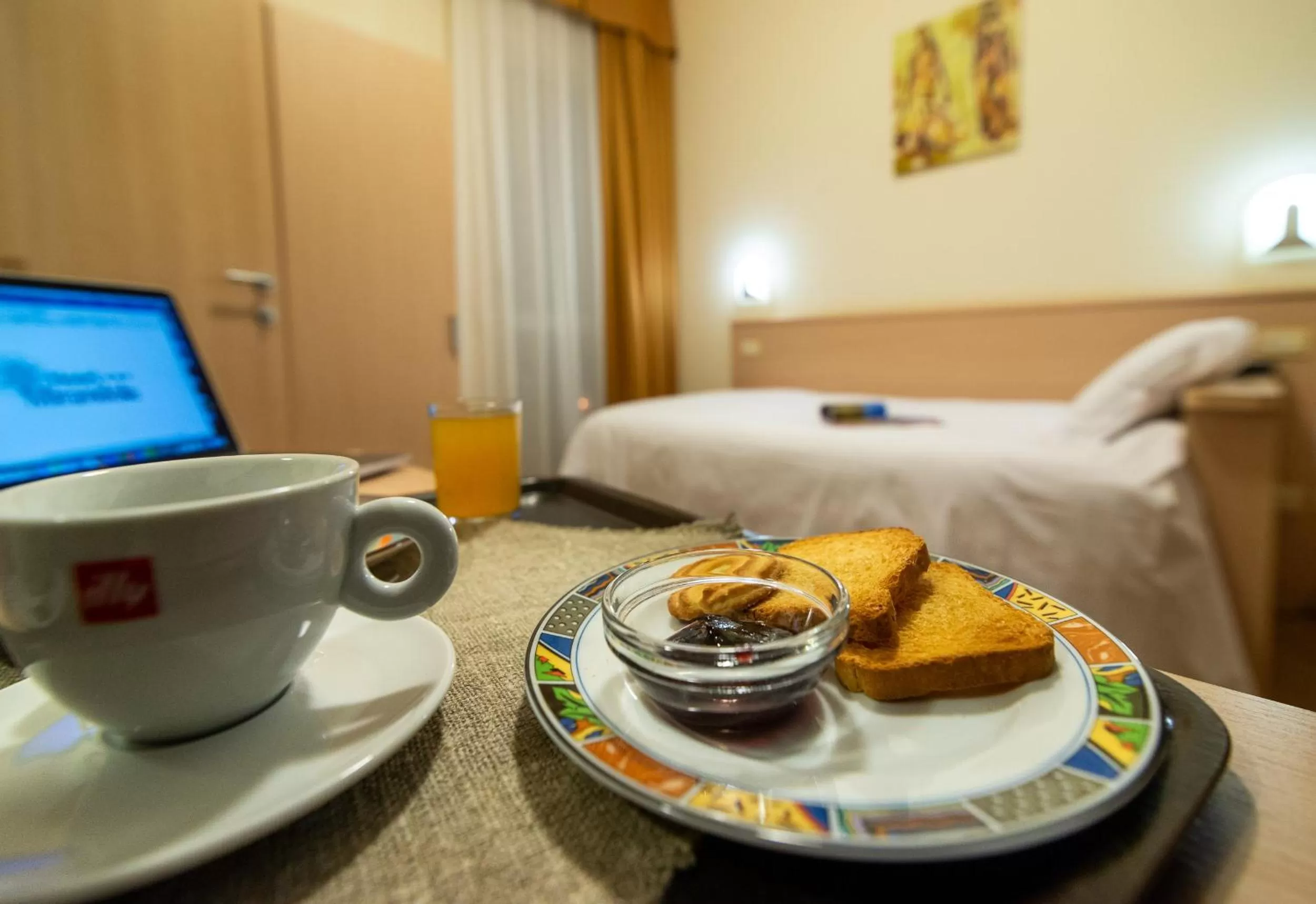 Coffee/tea facilities, Bed in Hotel Mirandola