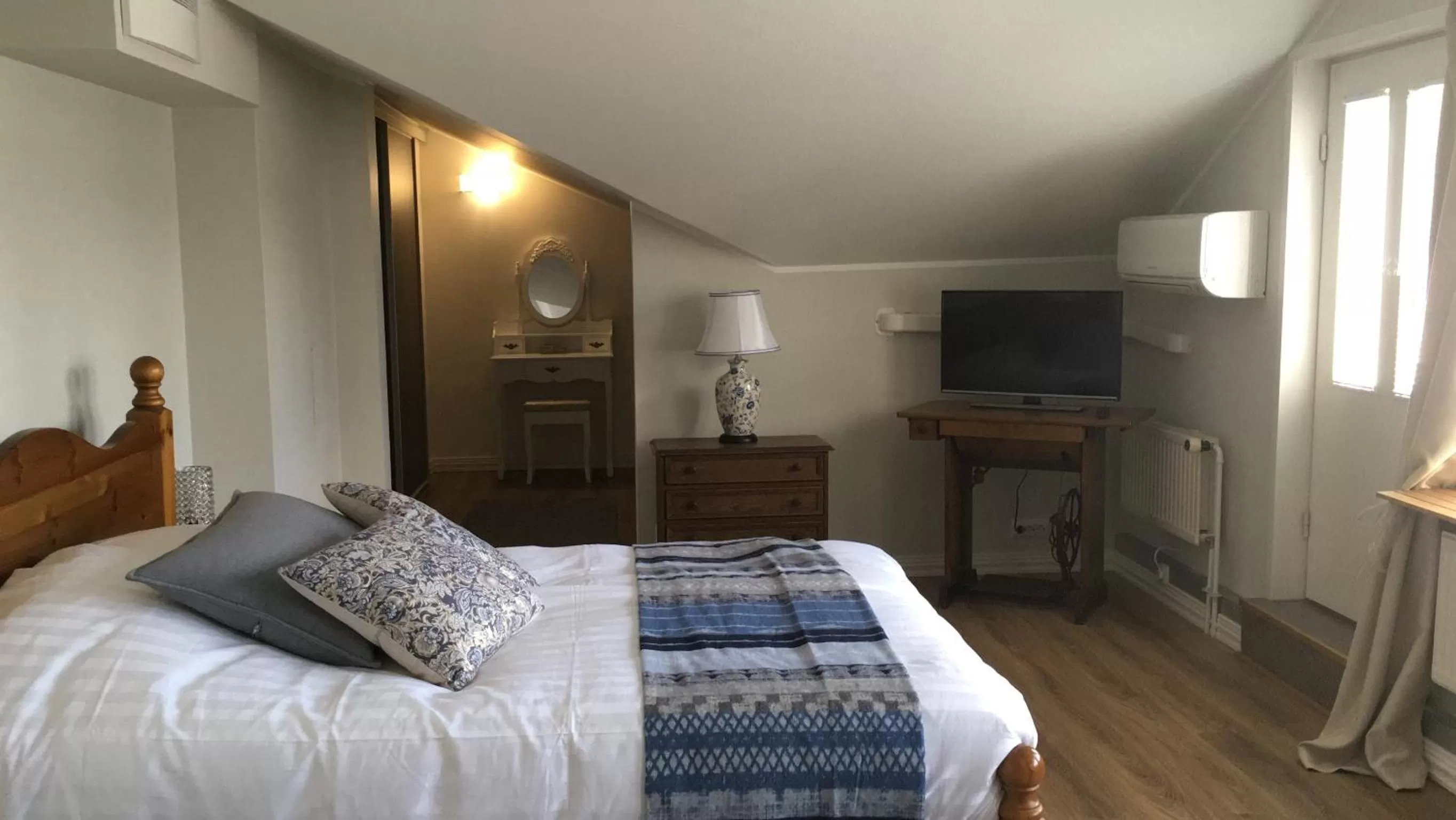 Bed in Cafe-Restaurant & Hotel Saima