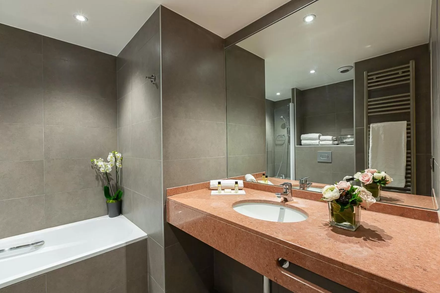 Bathroom in Hotel Montbriand Antony - Ancien Alixia