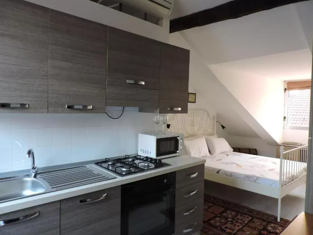 Bed, Kitchen/Kitchenette in Residenze Torinesi