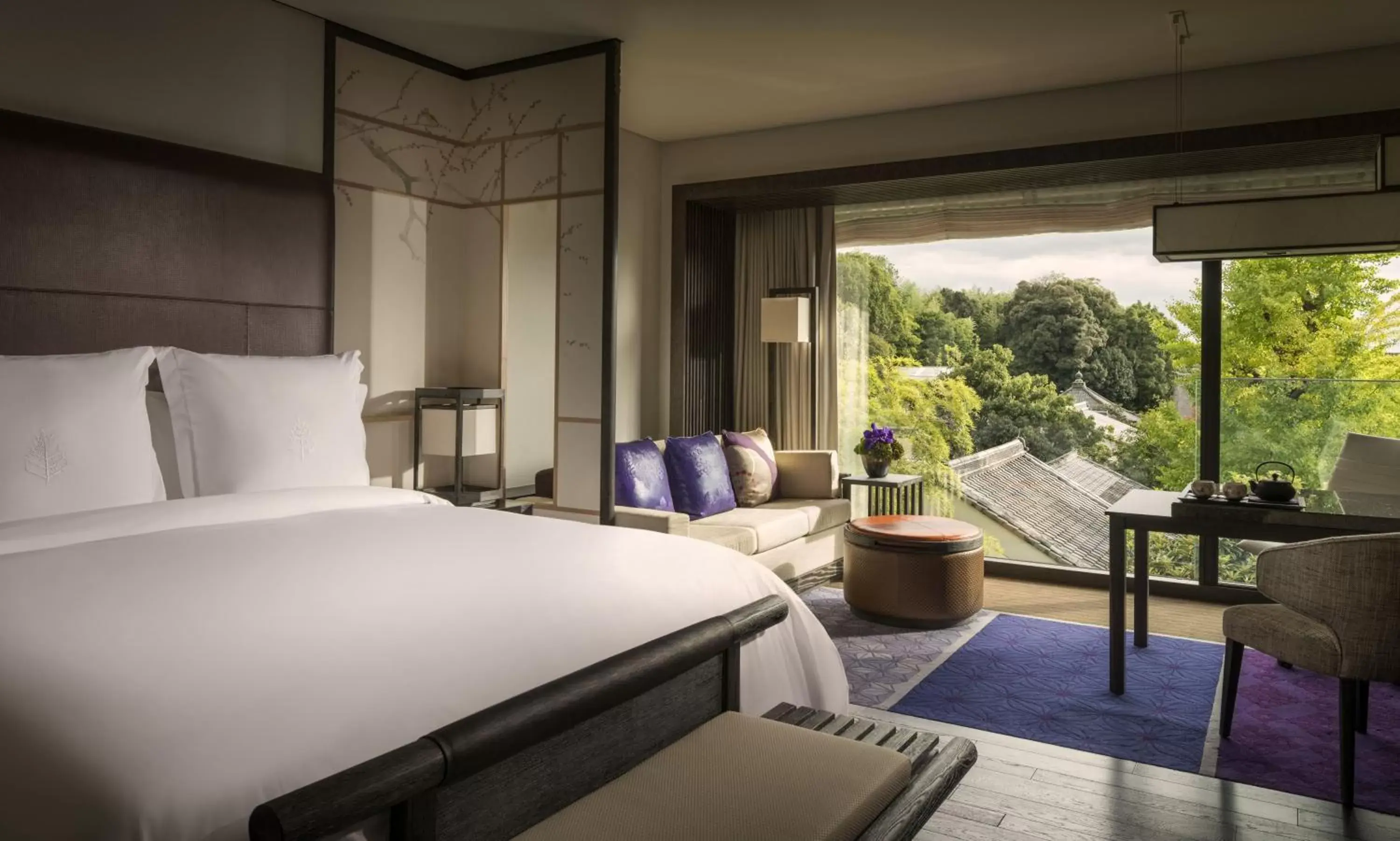 Seating area, Bed in Four Seasons Hotel Kyoto