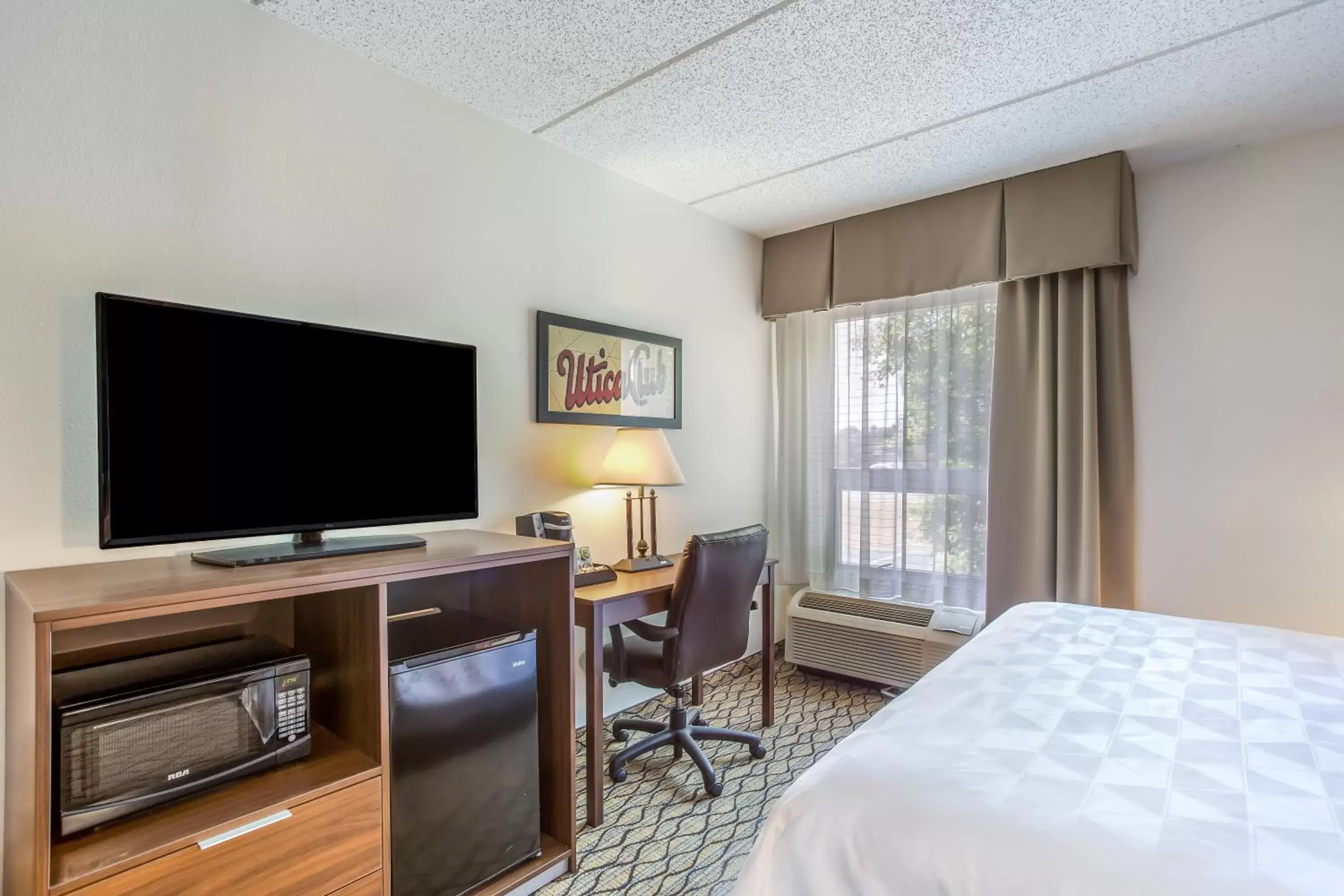 Photo of the whole room, TV/Entertainment Center in Burrstone Inn, Ascend Hotel Collection