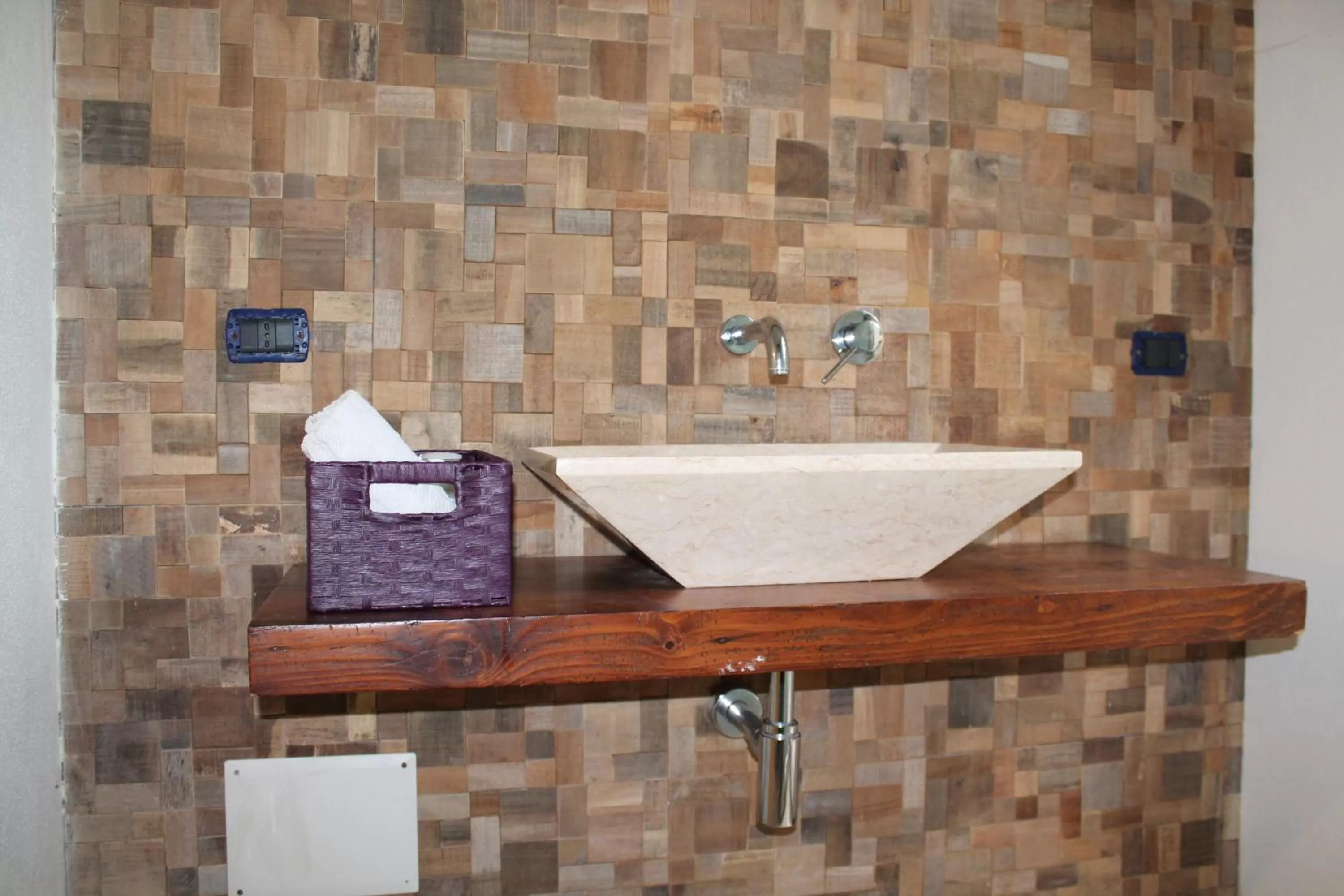 Communal kitchen, Bathroom in B&B Danonna