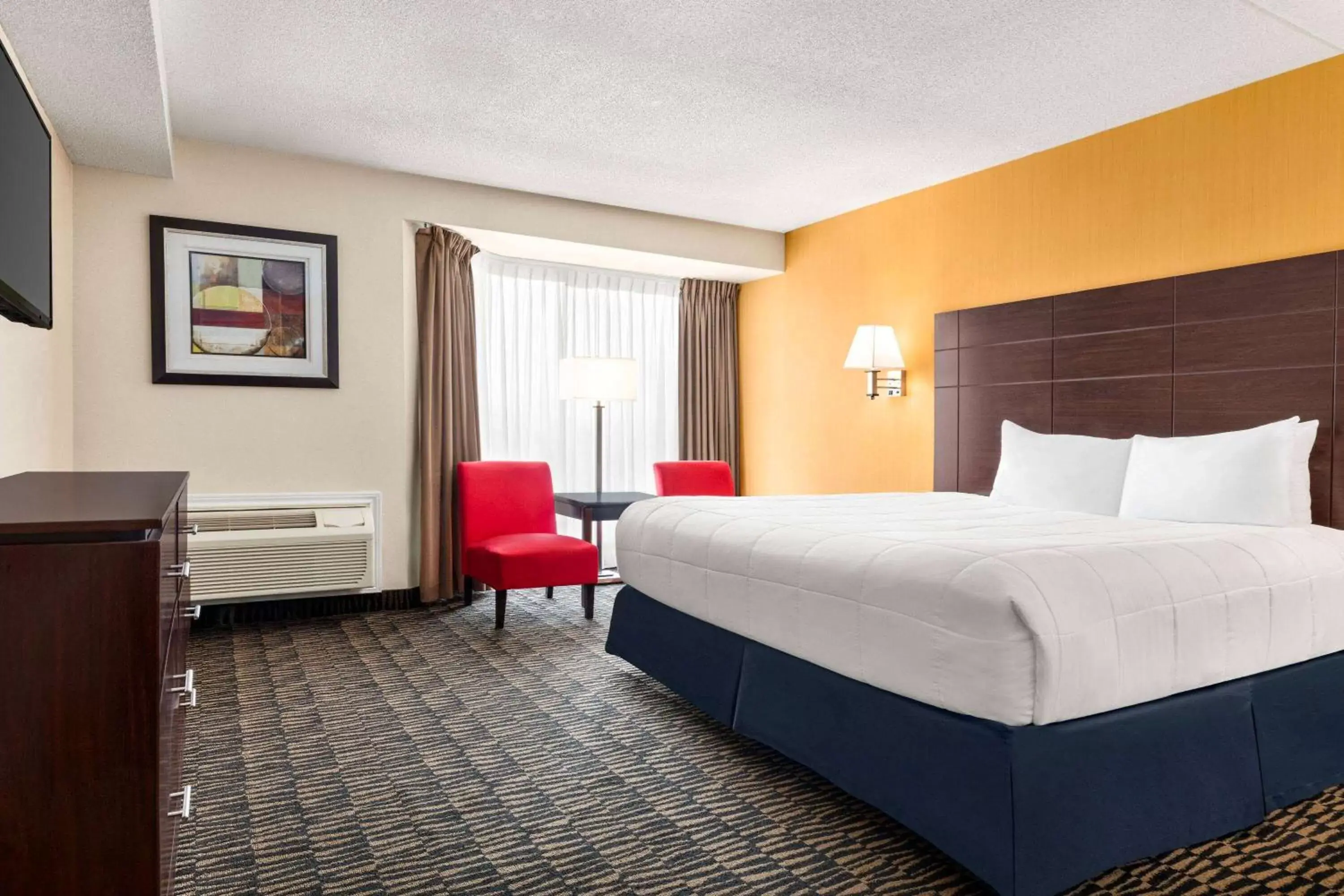 Bedroom, Bed in Ramada Plaza by Wyndham Niagara Falls
