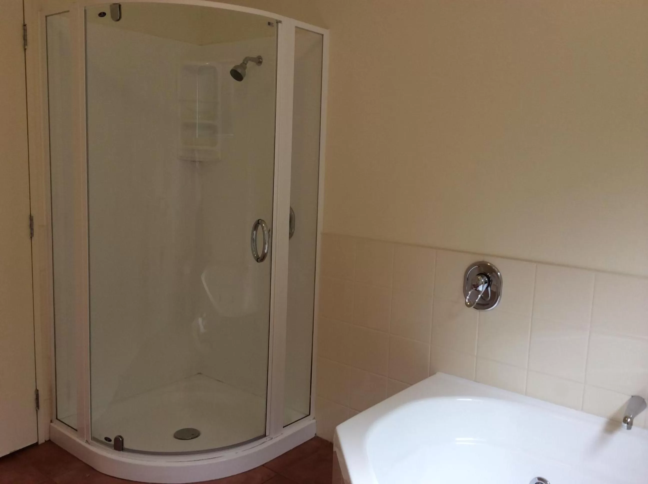 Shower in Chancellor Motor Lodge and Conference Centre