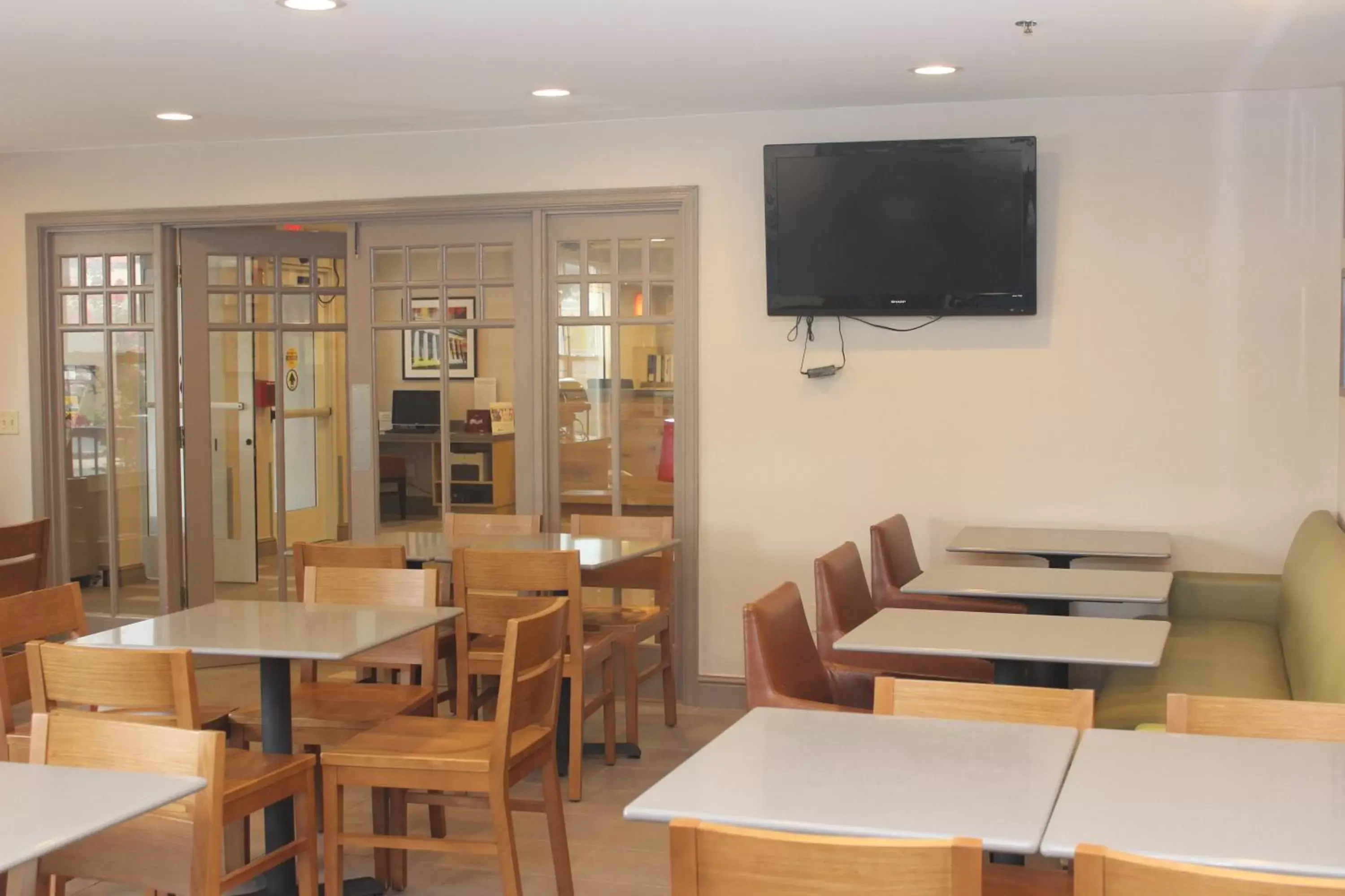 Dining area in Country Inn & Suites by Radisson, Nashville, TN