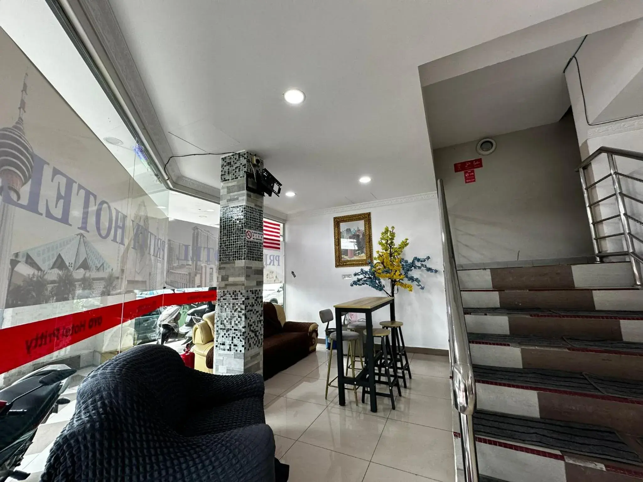 Lobby or reception, Dining Area in Hotel Pritty