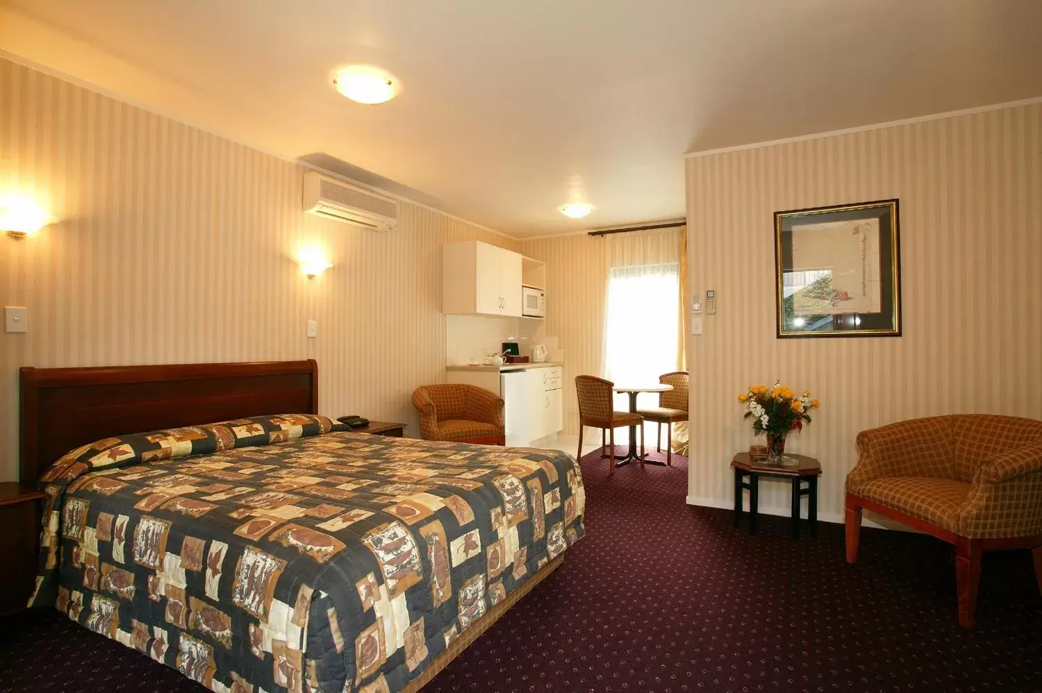 Photo of the whole room, Bed in Cornwall Park Motor Inn