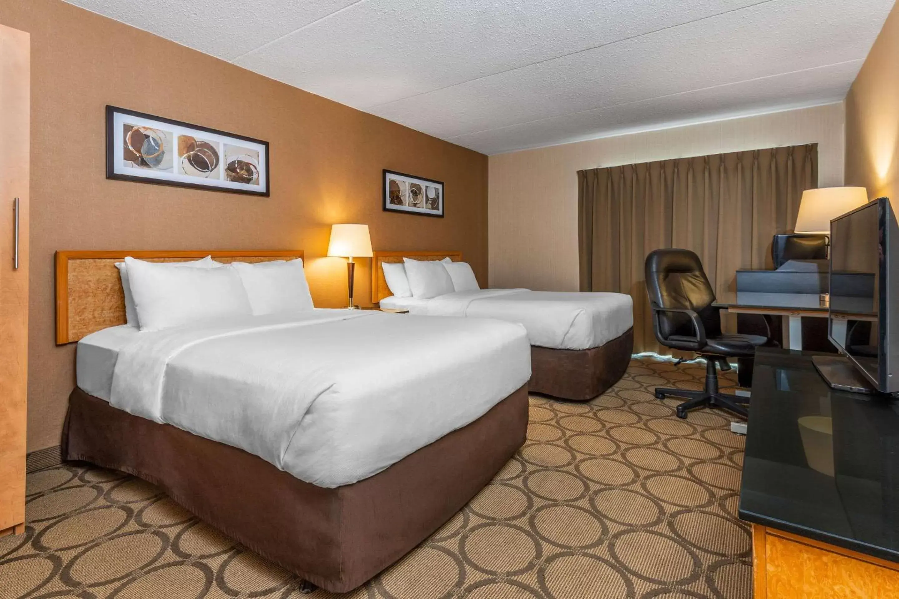 Photo of the whole room, Bed in Comfort Inn Saskatoon