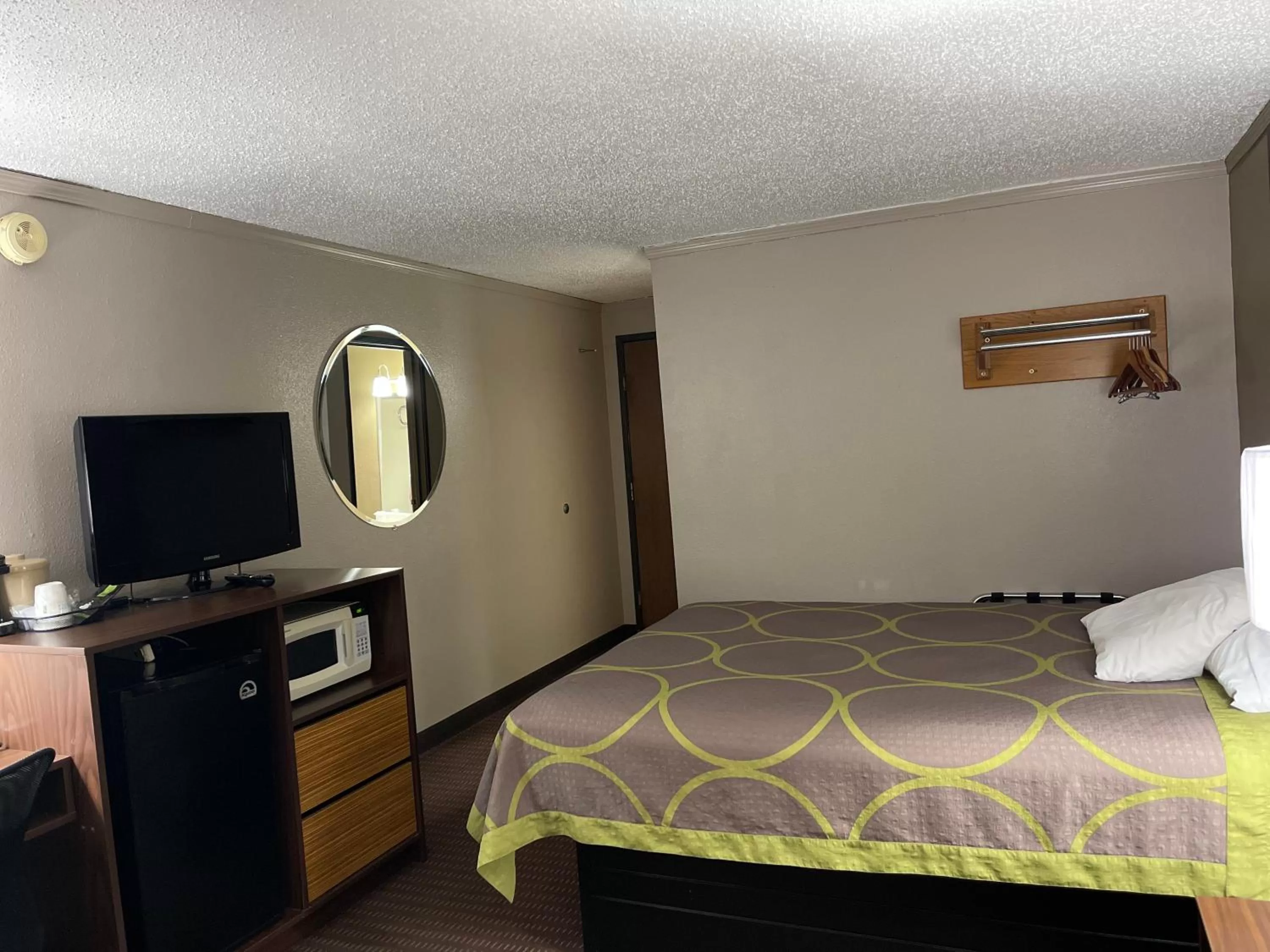 Photo of the whole room, Bed in Super 8 by Wyndham Bismarck