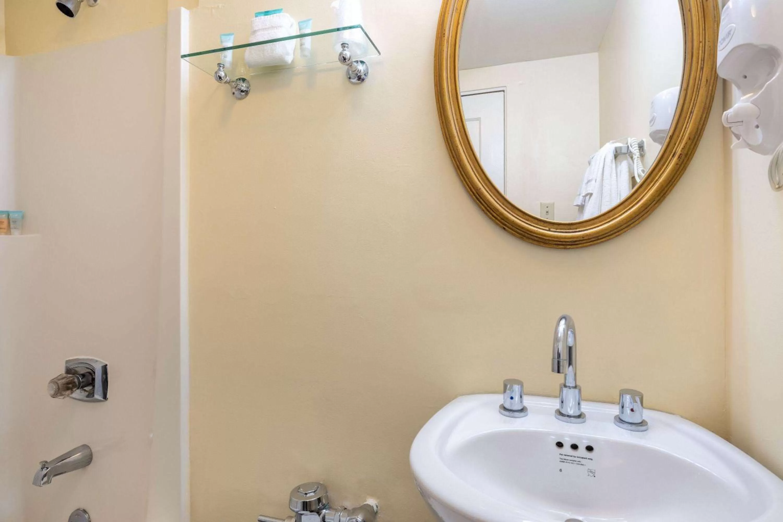 TV and multimedia in Gilmore Hotel, Trademark Collection by Wyndham