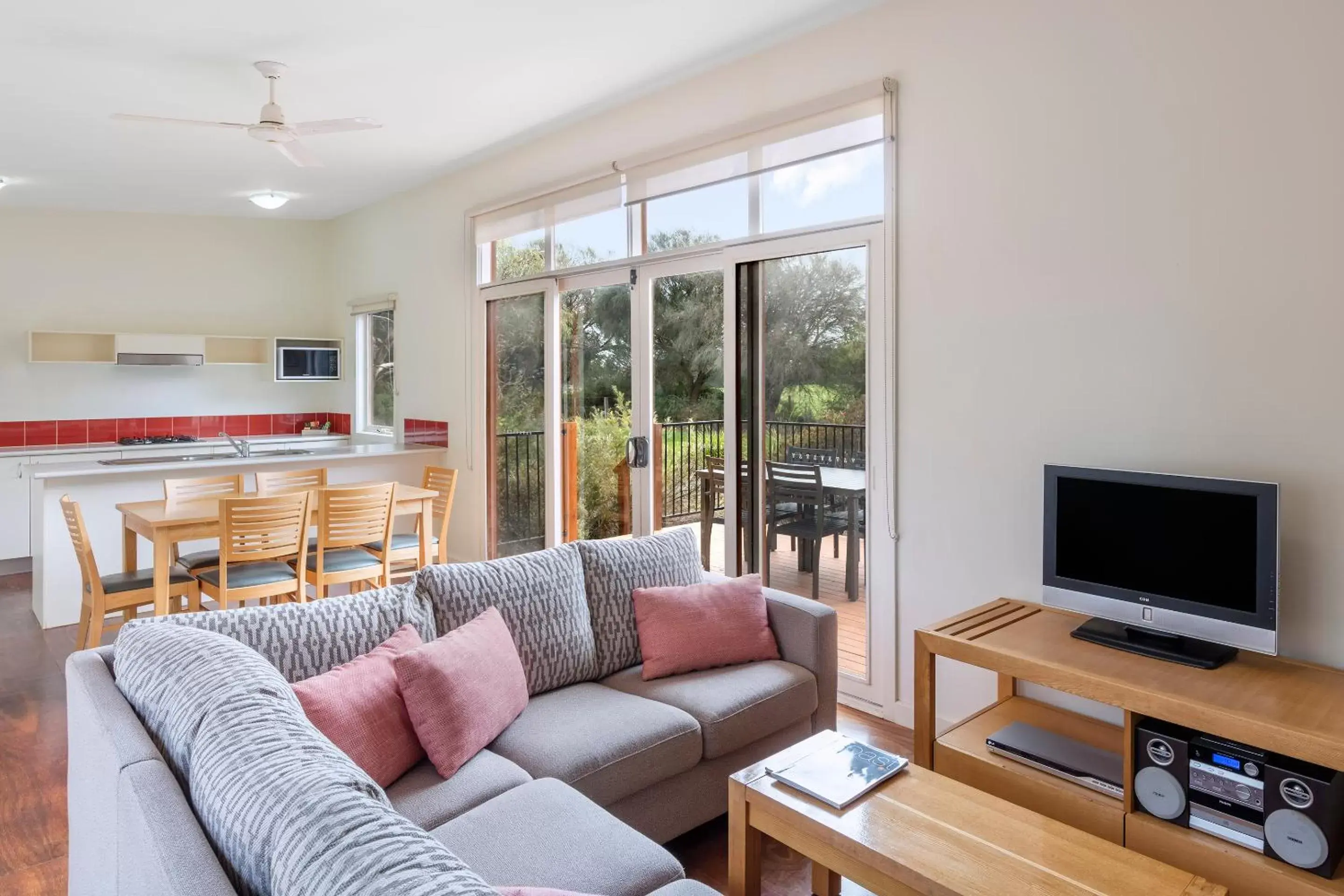 Kitchen or kitchenette, Seating Area in Ramada Resort by Wyndham Phillip Island